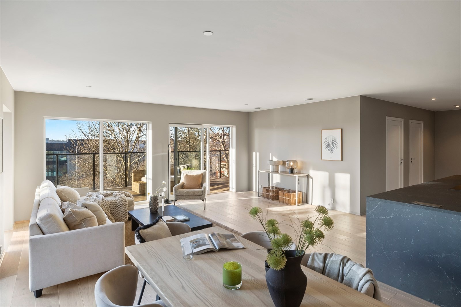 Her er det lyst, luftig og sosialt med stue/spisestue og kjøkken i åpen løsning Galleribilde