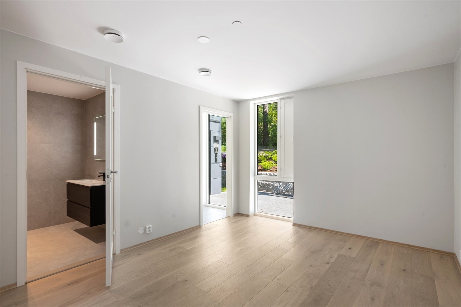 Fra hovedsoverommet er det adkomst til eget bad og eget garderoberom Galleribilde