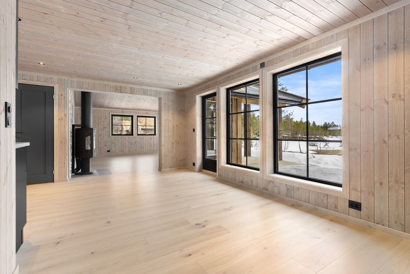 Her har man god plass til et stort spisebord, samt utgang til terrasse. Galleribilde