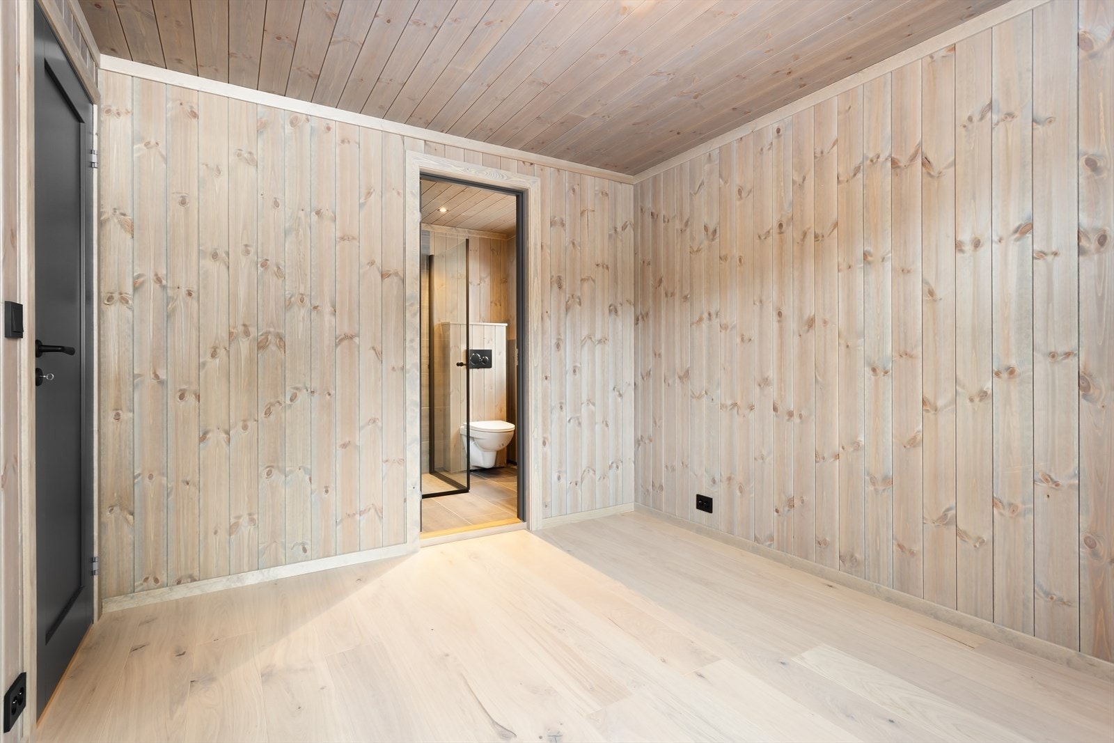 Soverom 1 - Hovedsoverommet har også adkomst til eget privat bad. Galleribilde