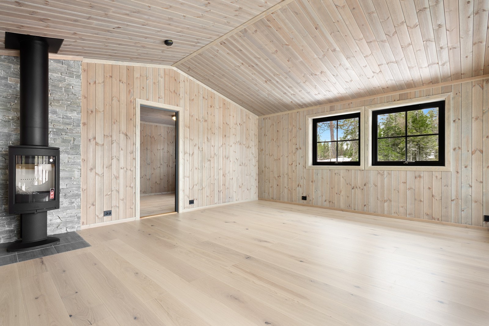 Moderne peisovn og gulvvarme sikrer god og jevn varme hele året! Galleribilde