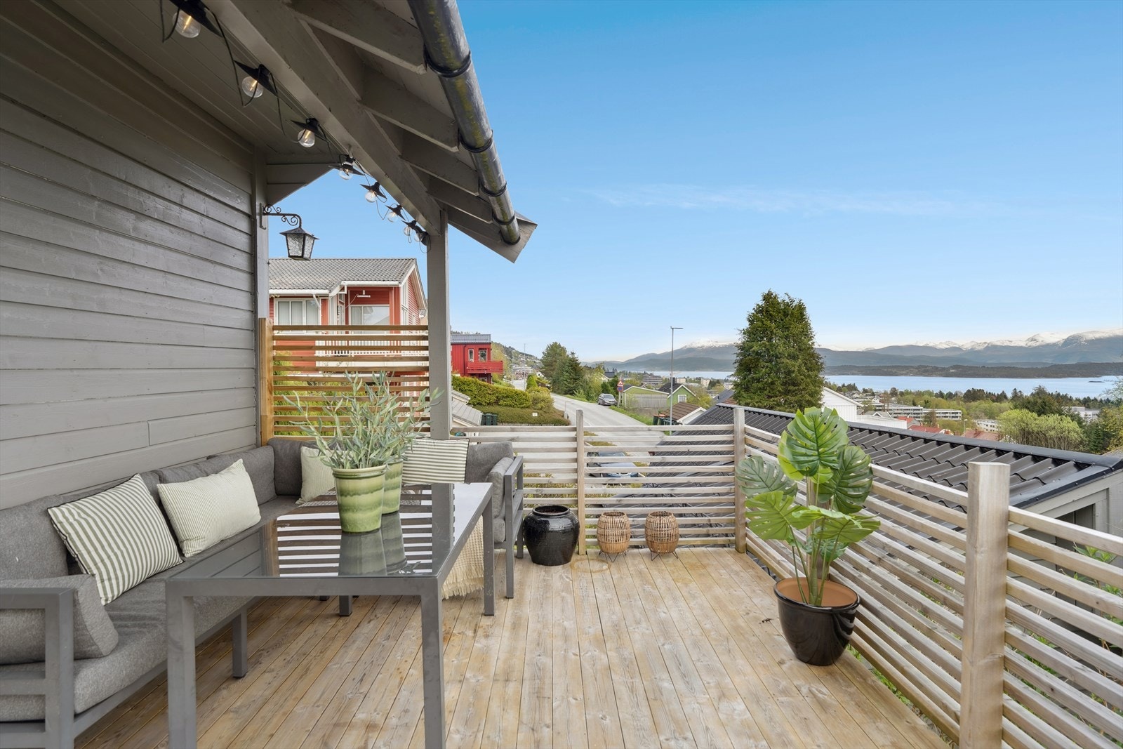 Med utgang fra stuen er det utgang til veranda med plass til ønsket møblering. Galleribilde