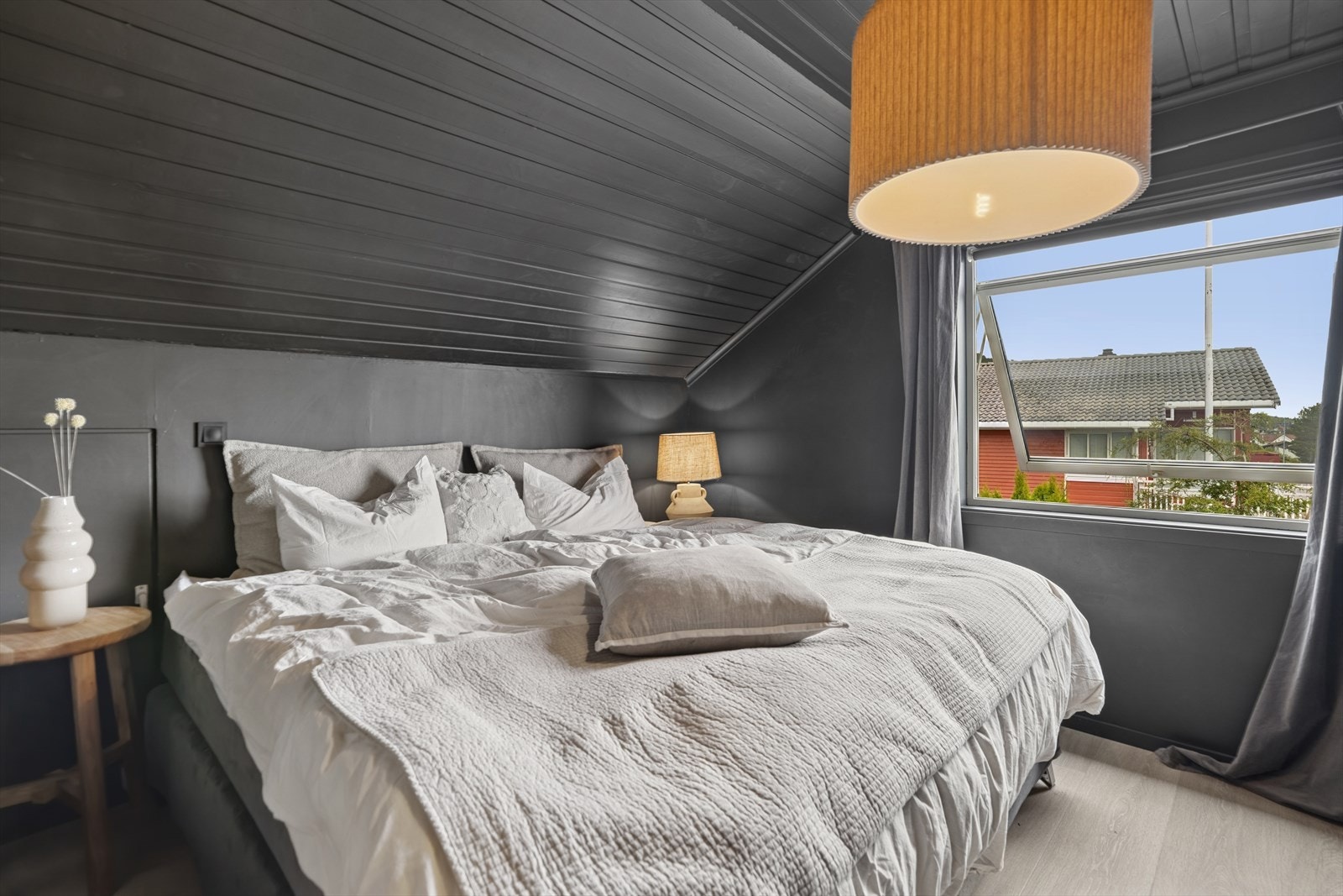 Her kan nyte en god natts søvn i stilfulle omgivelser. Delikat soverom malt i en dus og tidsriktig farge med god plass til en dobbeltseng. Galleribilde