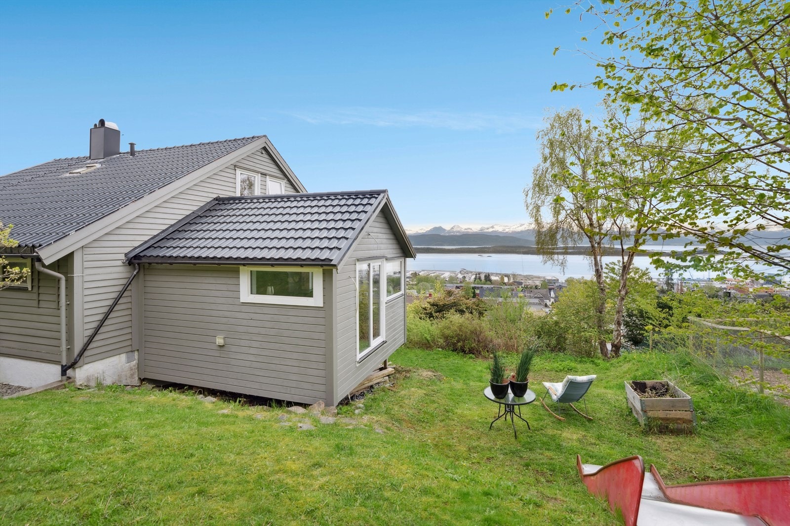 Tomten er opparbeidet med plenareal, prydbusker og gruset vei og parkering. Eiendommen byr på vakker utsikt og gode solforhold. I hagen er det gode frukttrær og bærbusker. Galleribilde