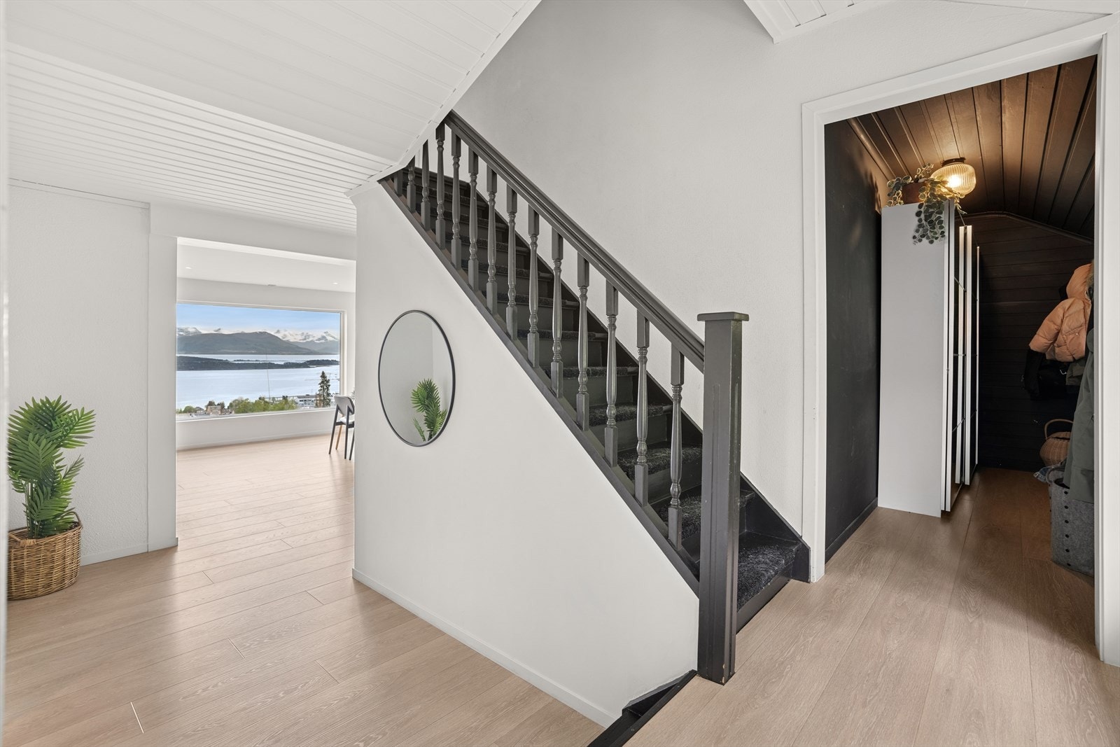 Tilknyttet entréen er det bod som er innredet som garderoberom. Galleribilde