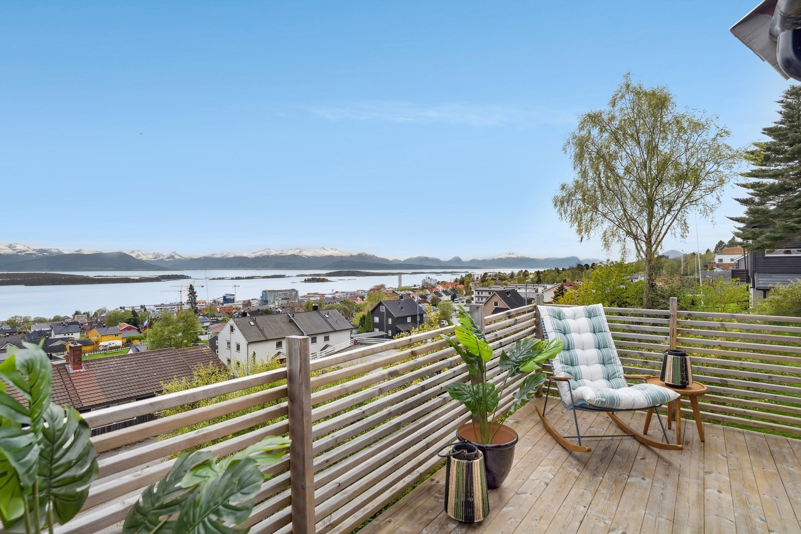 Upåklagelig utsikt! Perfekt for å nyte morgenkaffen, solfylte ettermiddager, og vakre solnedganger. Galleribilde