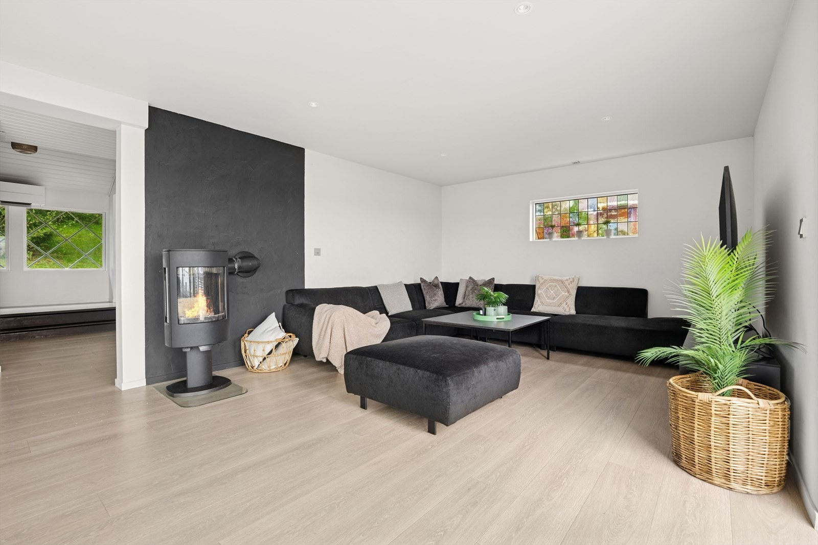 Romslig stue med plass til større sofagruppe. Her kan du nyte kvalitetstid med familie og venner i komfortable omgivelser. Galleribilde