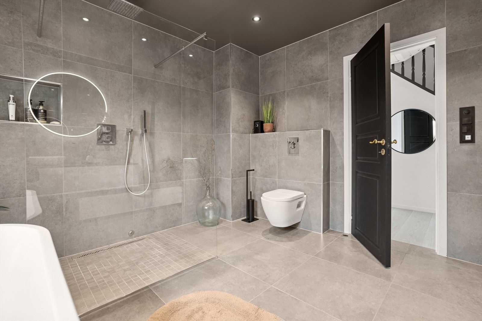 Bad med varmekabler i gulv. Skittentøy sjakt er etablert ned til underliggende vaskerom. Galleribilde