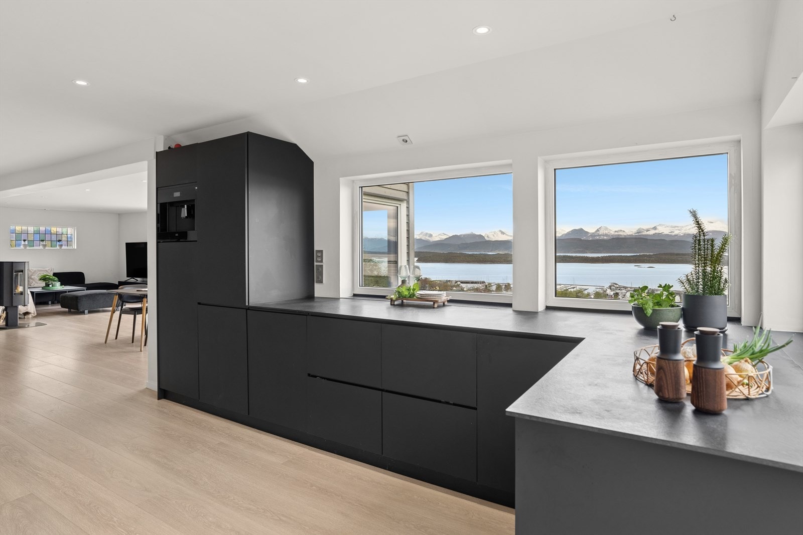 Rikelig med skap- og benkeplass. Galleribilde