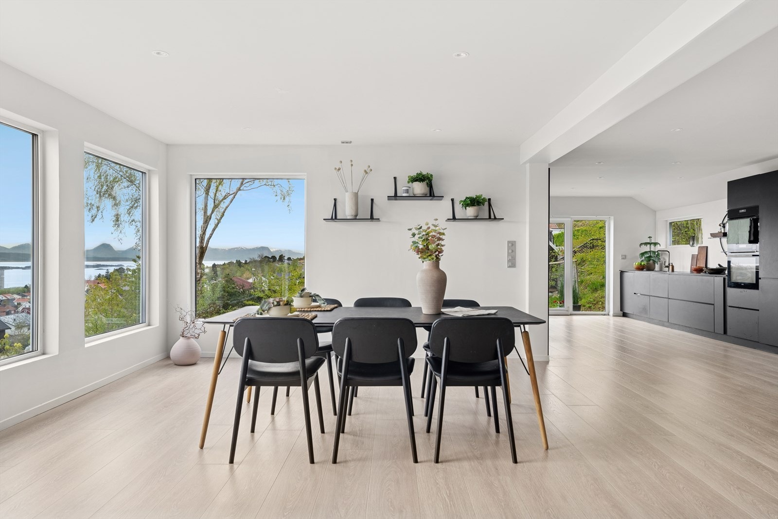 Fra stuen er det en åpen, lys og praktisk planløsning inn til kjøkkenet som skaper en sammenhengende og innbydende atmosfære. Galleribilde