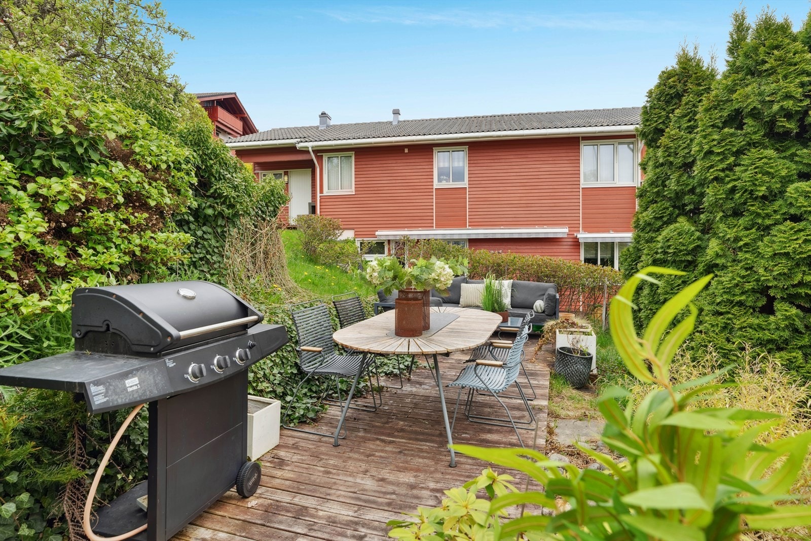 Skjermet uteplass ved inngangsparti. Galleribilde