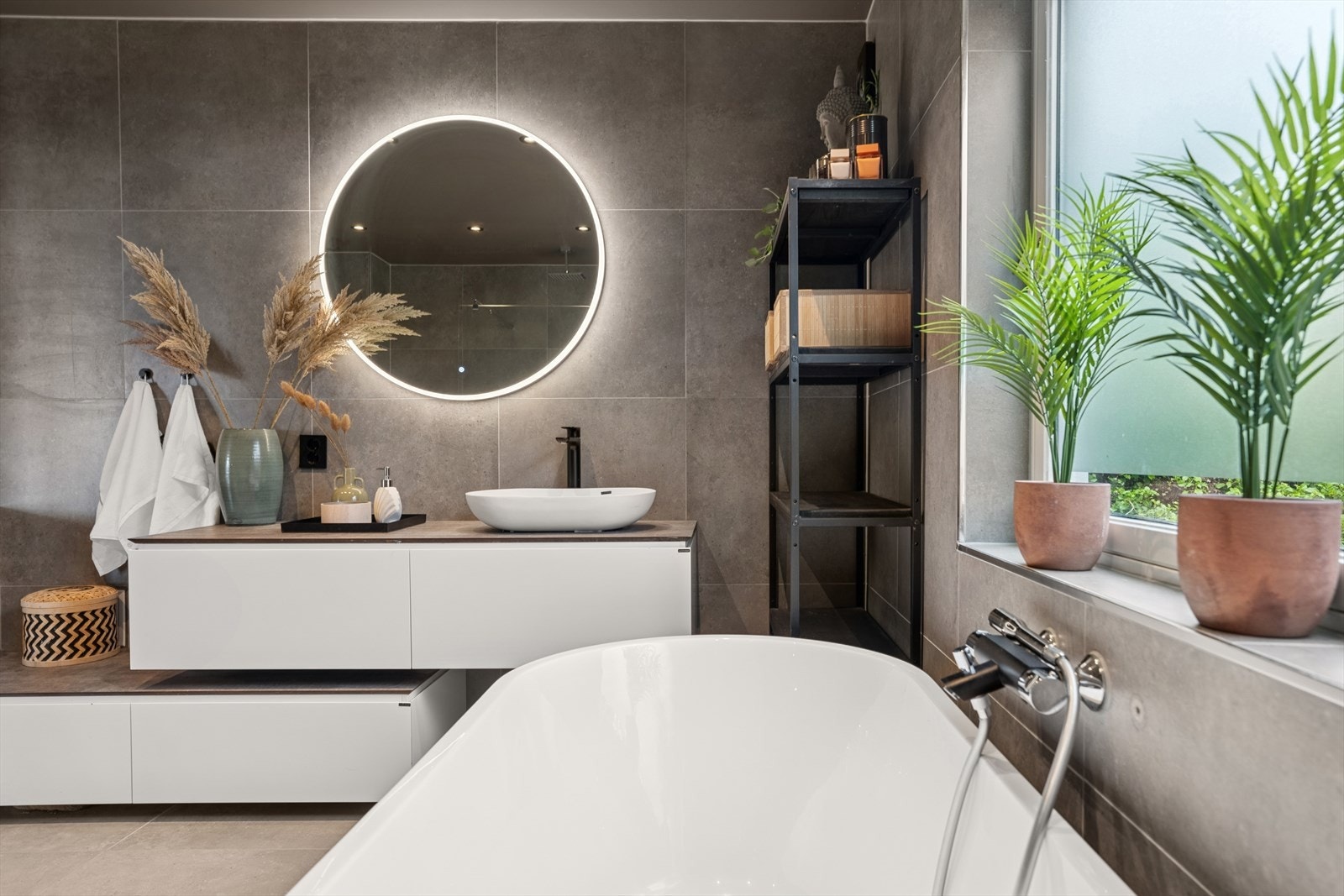 Bad i 1.etasje er pusset opp i 2020 og fremstår som innbydende og moderne. Galleribilde