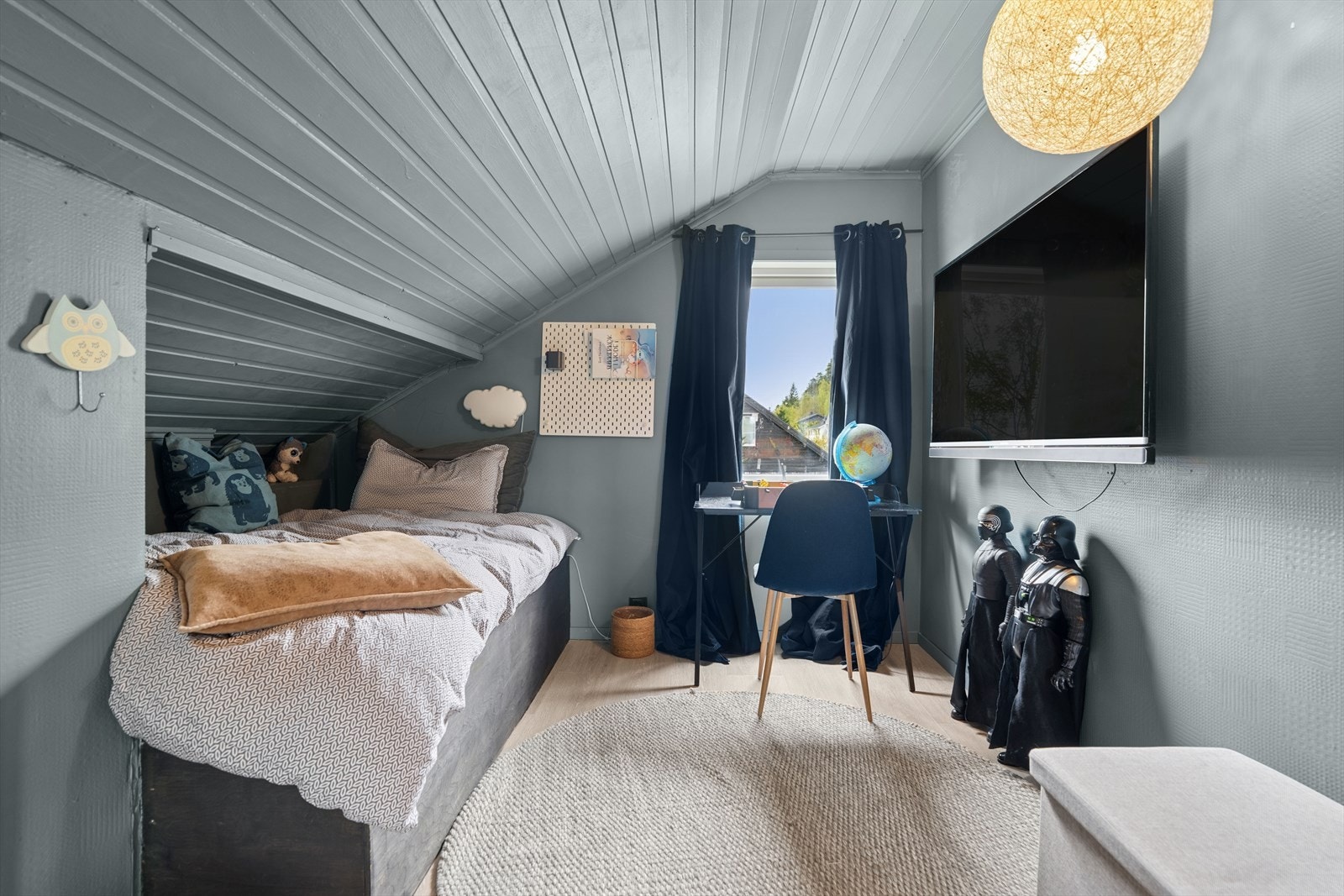 Boligen har totalt tre soverom i loftsetasjen og ett soverom i utleid del i kjelleretasje. Galleribilde