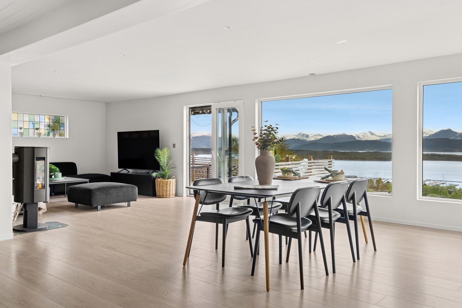 En fin og innholdsrik enebolig på Øvre Fuglset, øst for Molde sentrum. Galleribilde