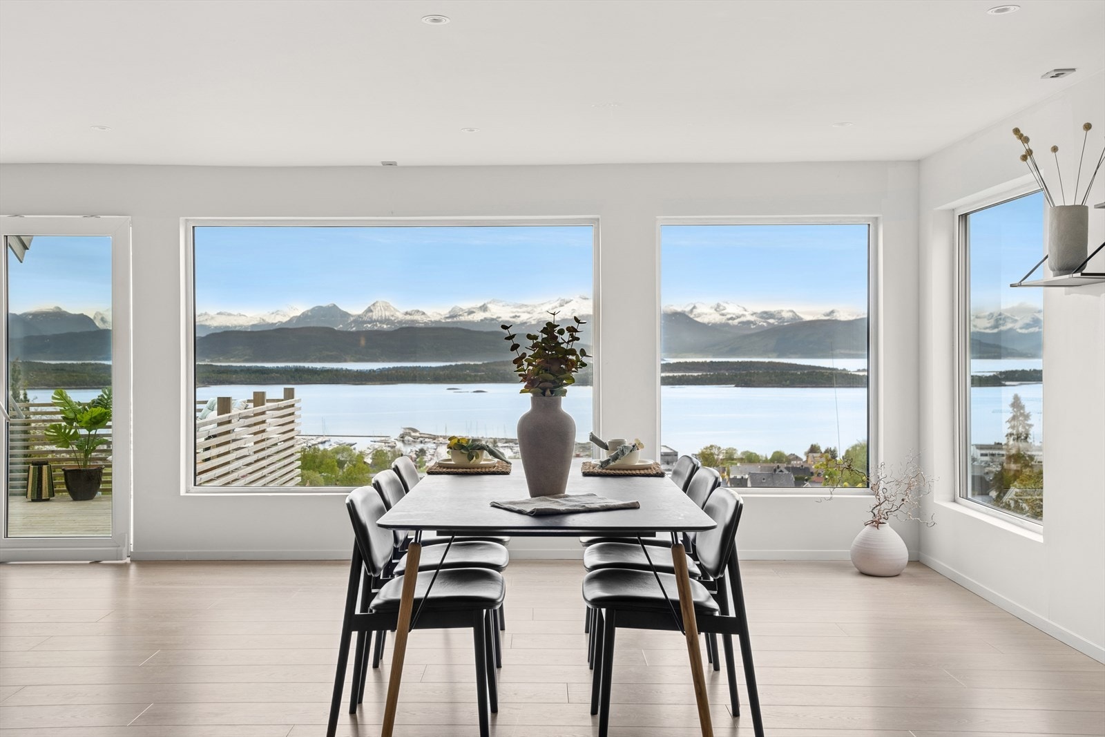 Stuen ligger sentralt plassert i boligens 1.etasje og har stor gulvflate. Rommet har store vindusflater som byr på vakker utsikt. Galleribilde