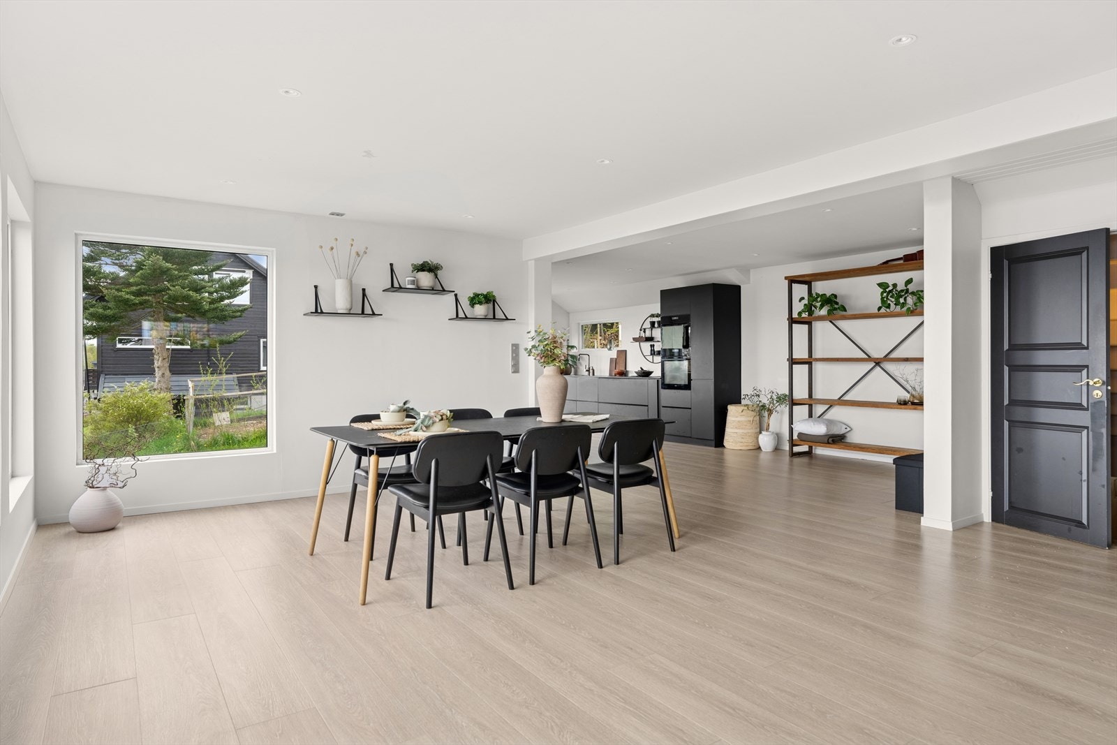 Ideell for både hverdagsmiddager og festlige sammenkomster. Galleribilde