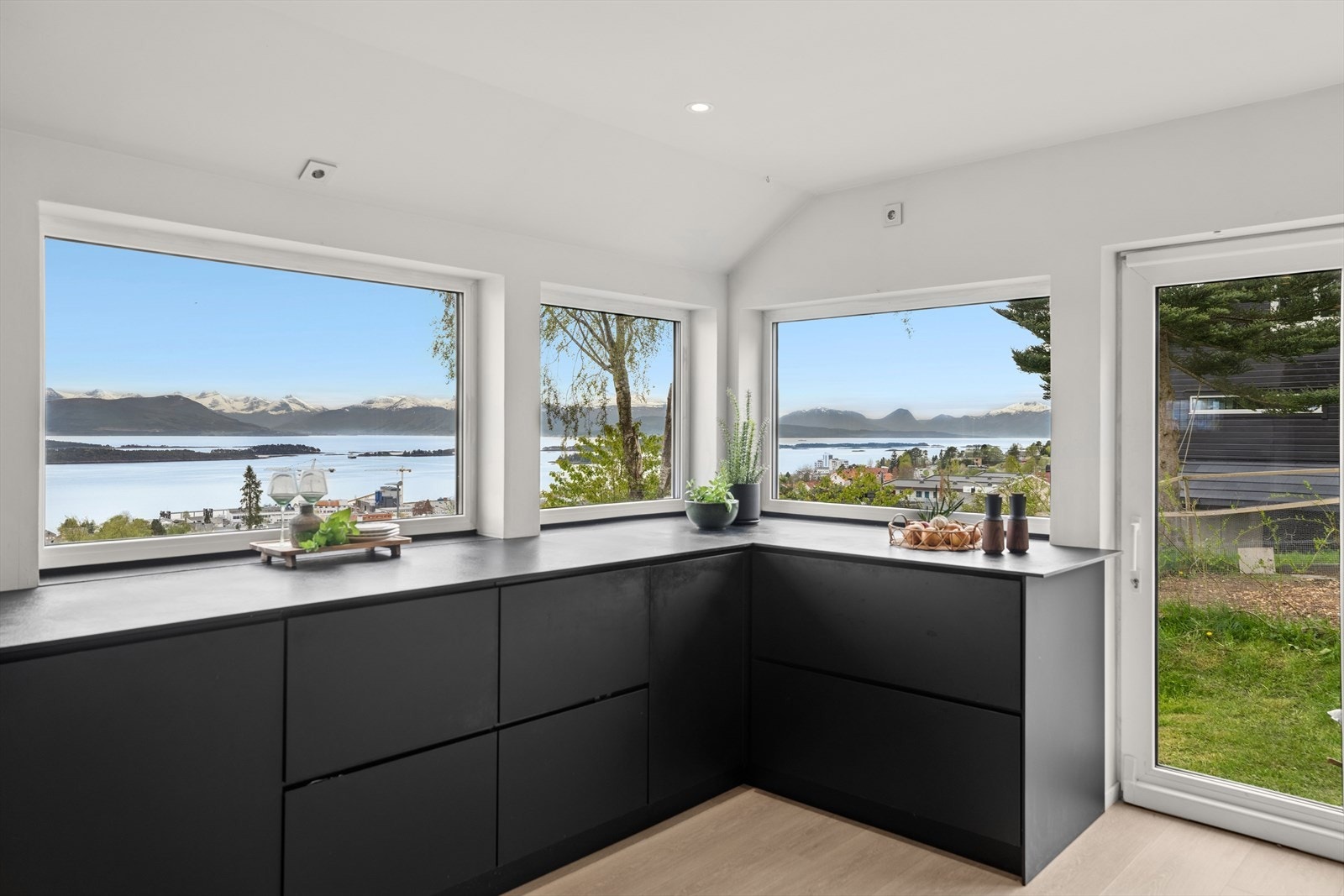 Start dagen med den fine utsikten fra kjøkkenet. Galleribilde