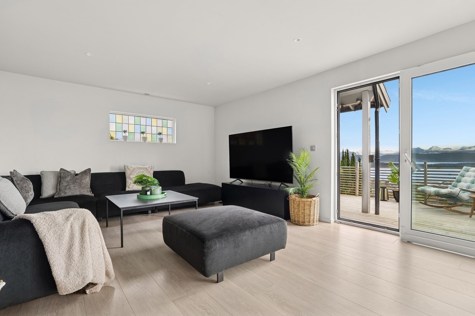 Fra stuen er det utgang til en solrik veranda med vakker utsikt mot fjord og fjell. Galleribilde