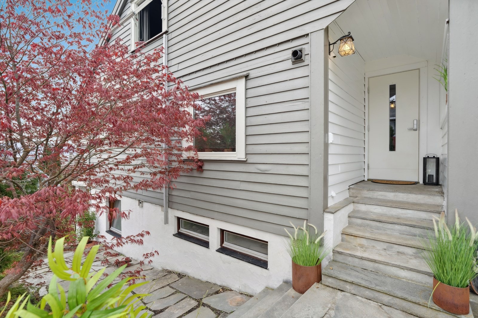 Eiendommen har hovedinngang ved boligens østside via overbygd inngangsparti. Galleribilde