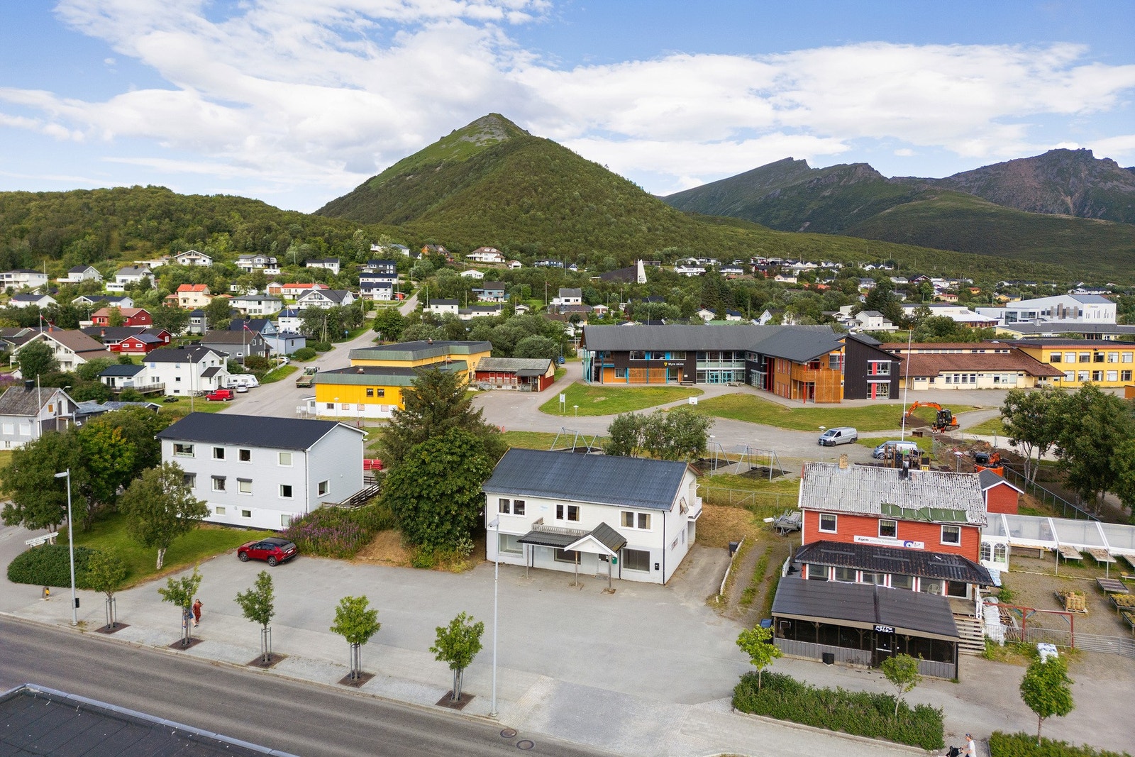 I 1.etasje på bygget kan man drive med næringsvirksomhet og i 2.etasje kan man selv bo. Galleribilde