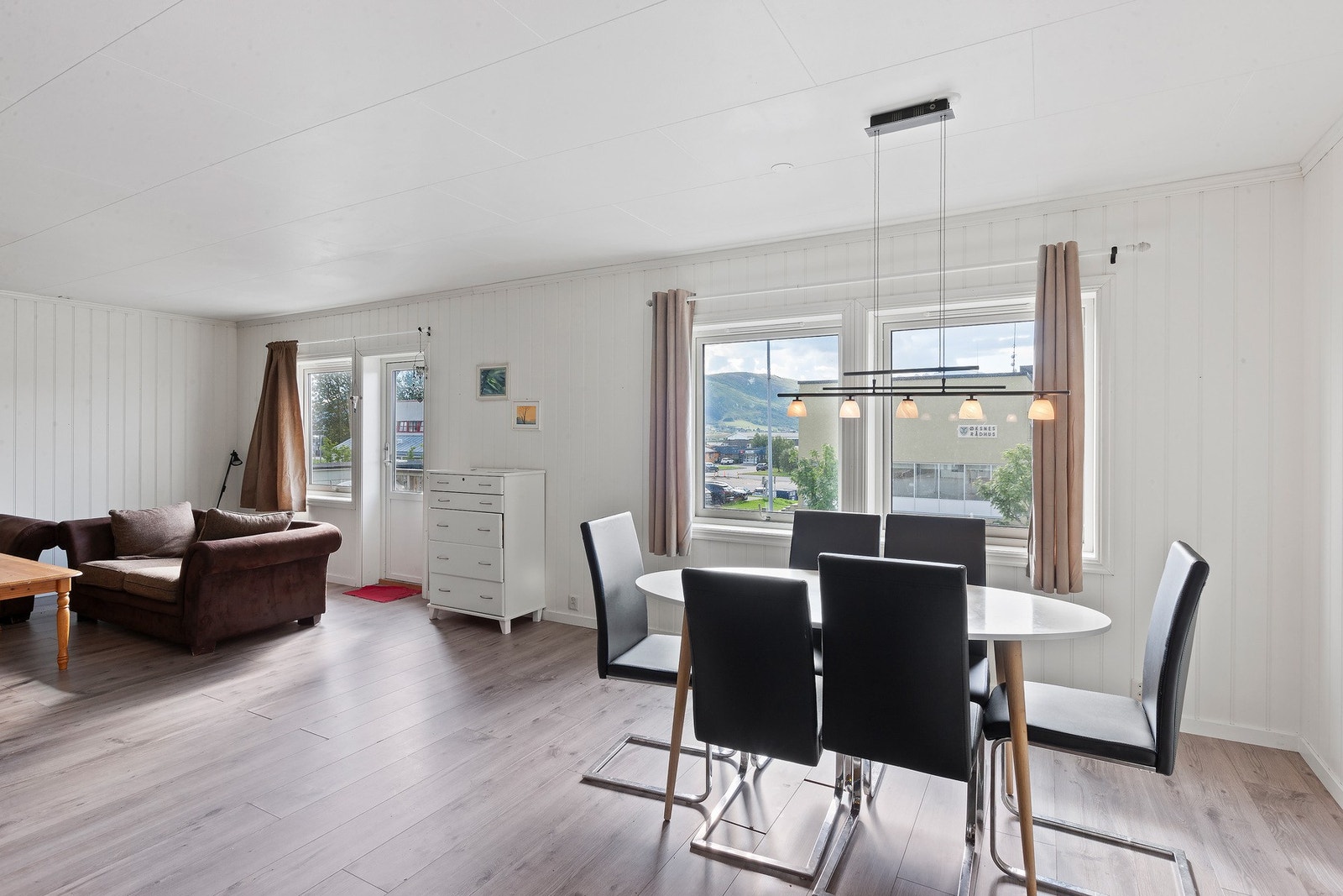 Fra stue har man utgang til en veranda Galleribilde