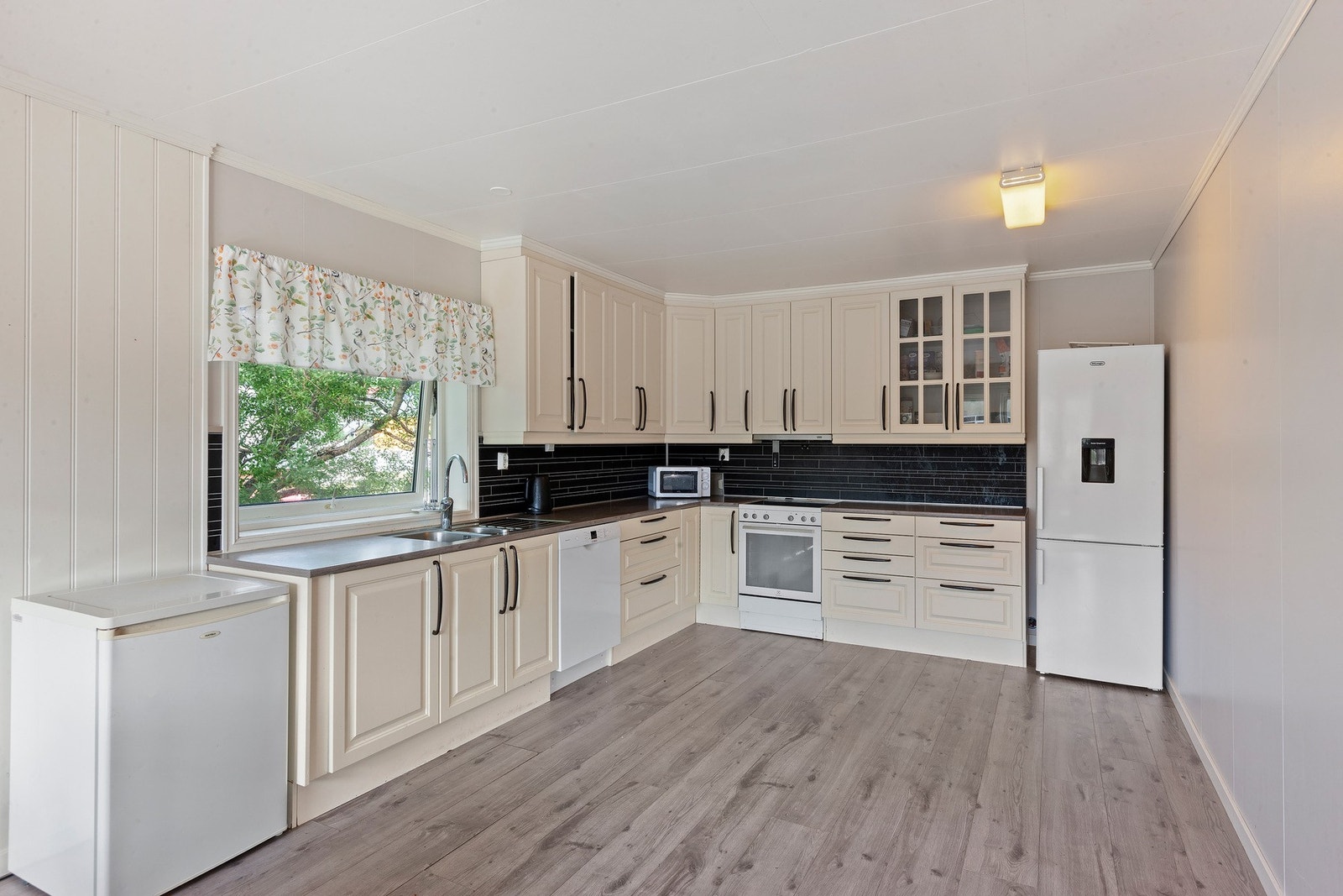 Kjøkken med god skap- og benkeplass Galleribilde