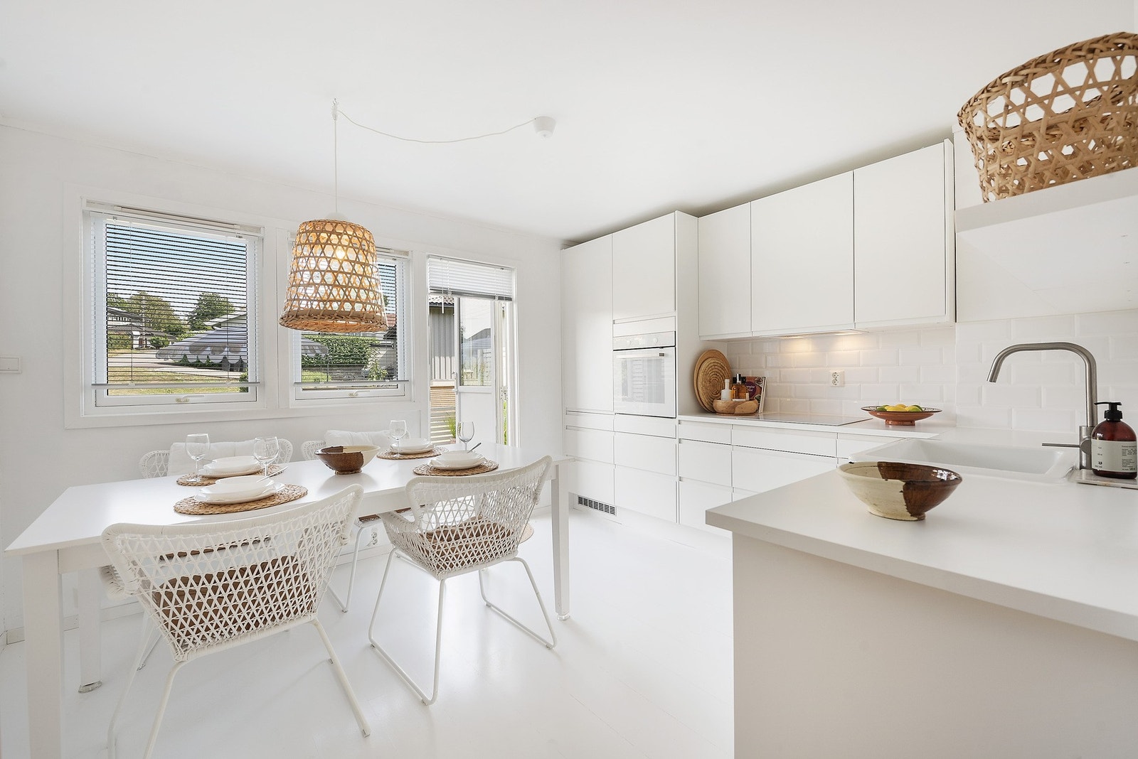 Lekkert kjøkken med god plass til spisebord Galleribilde