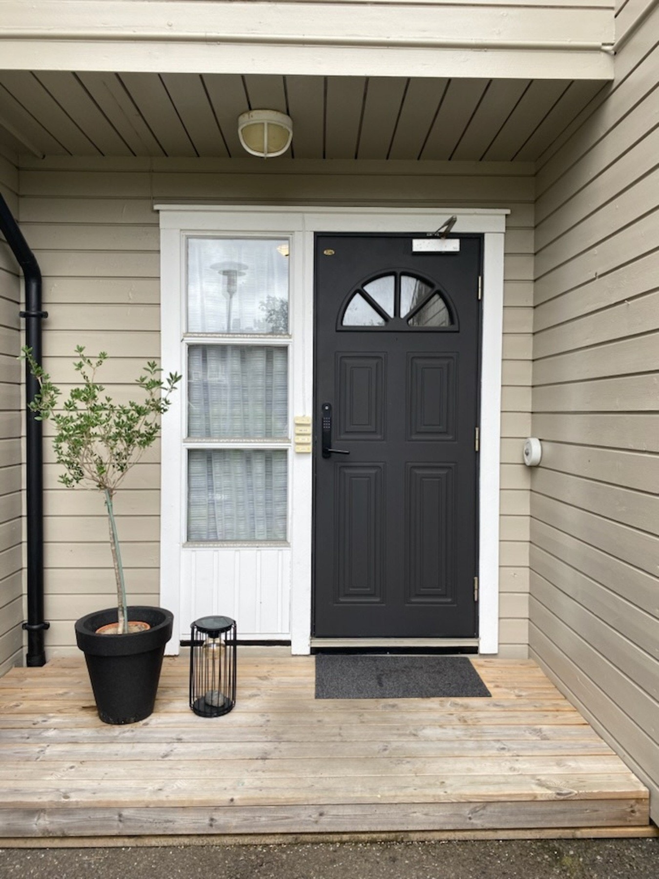 Inngangsparti felles for nr 15B Galleribilde