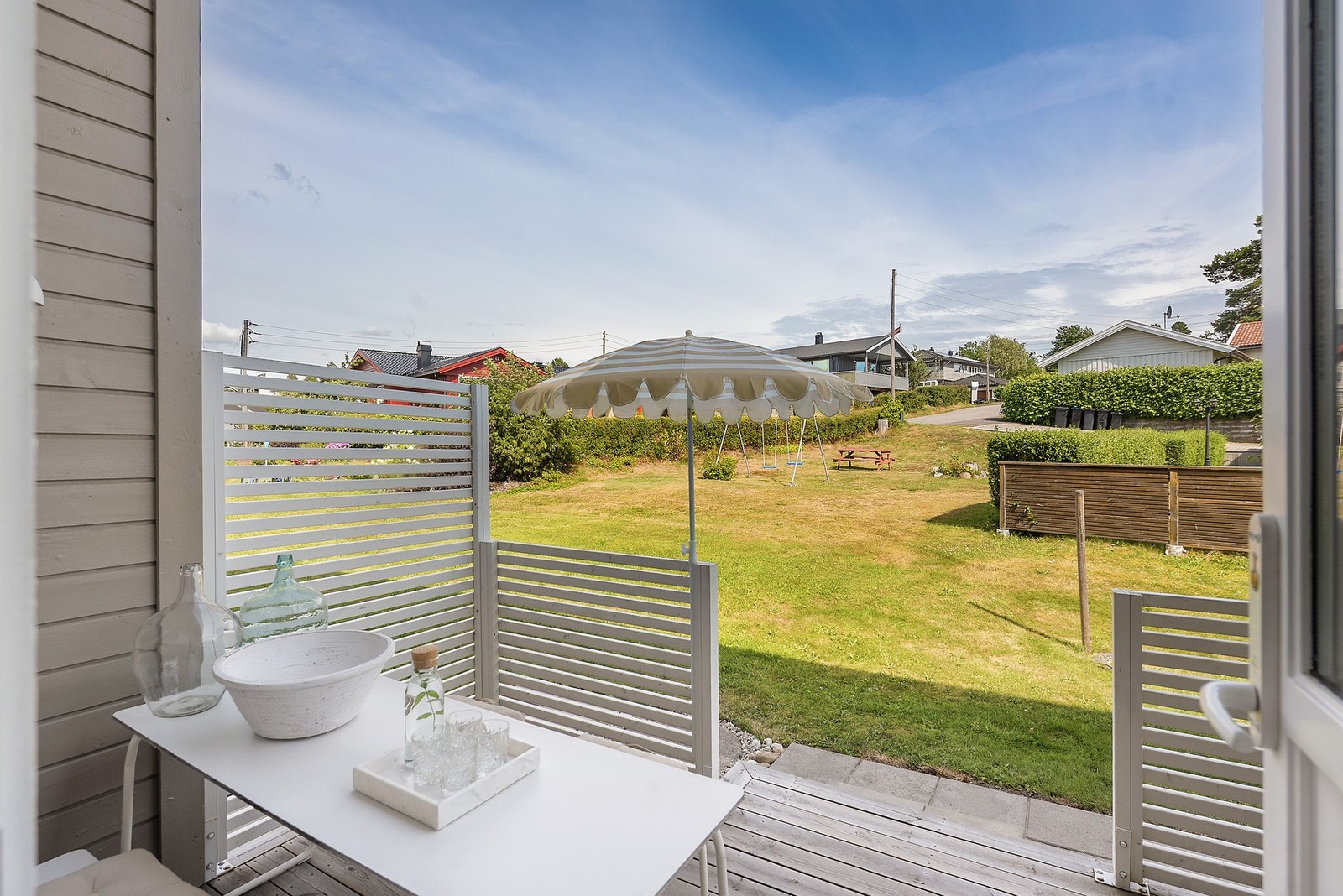 Utgang til herlig frokostterrasse mot øst - hvor man får tidlig morgenssol. Galleribilde