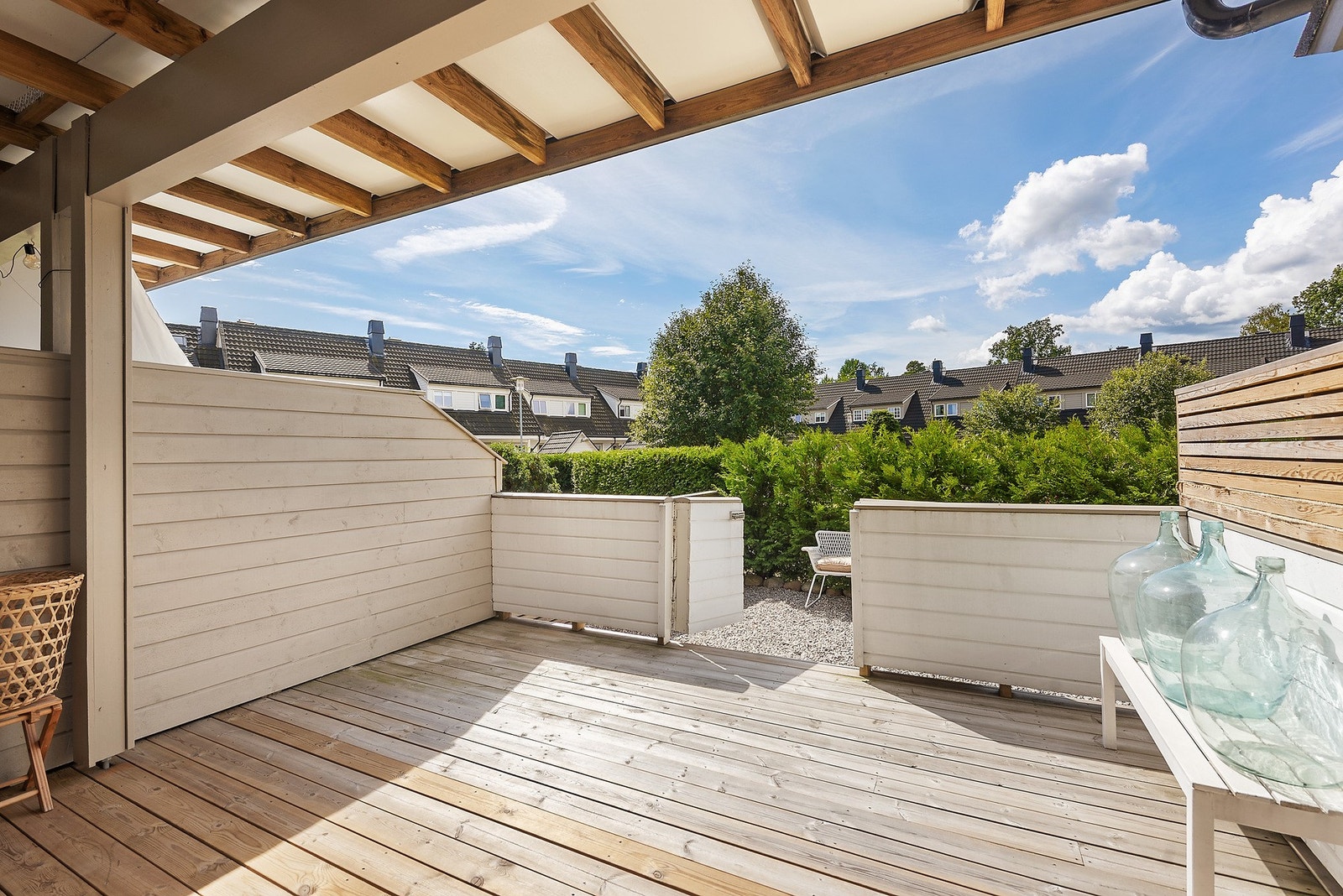 Herlig beliggenhet med perfekte solforhold. Her fra terrassen mot vest. Galleribilde