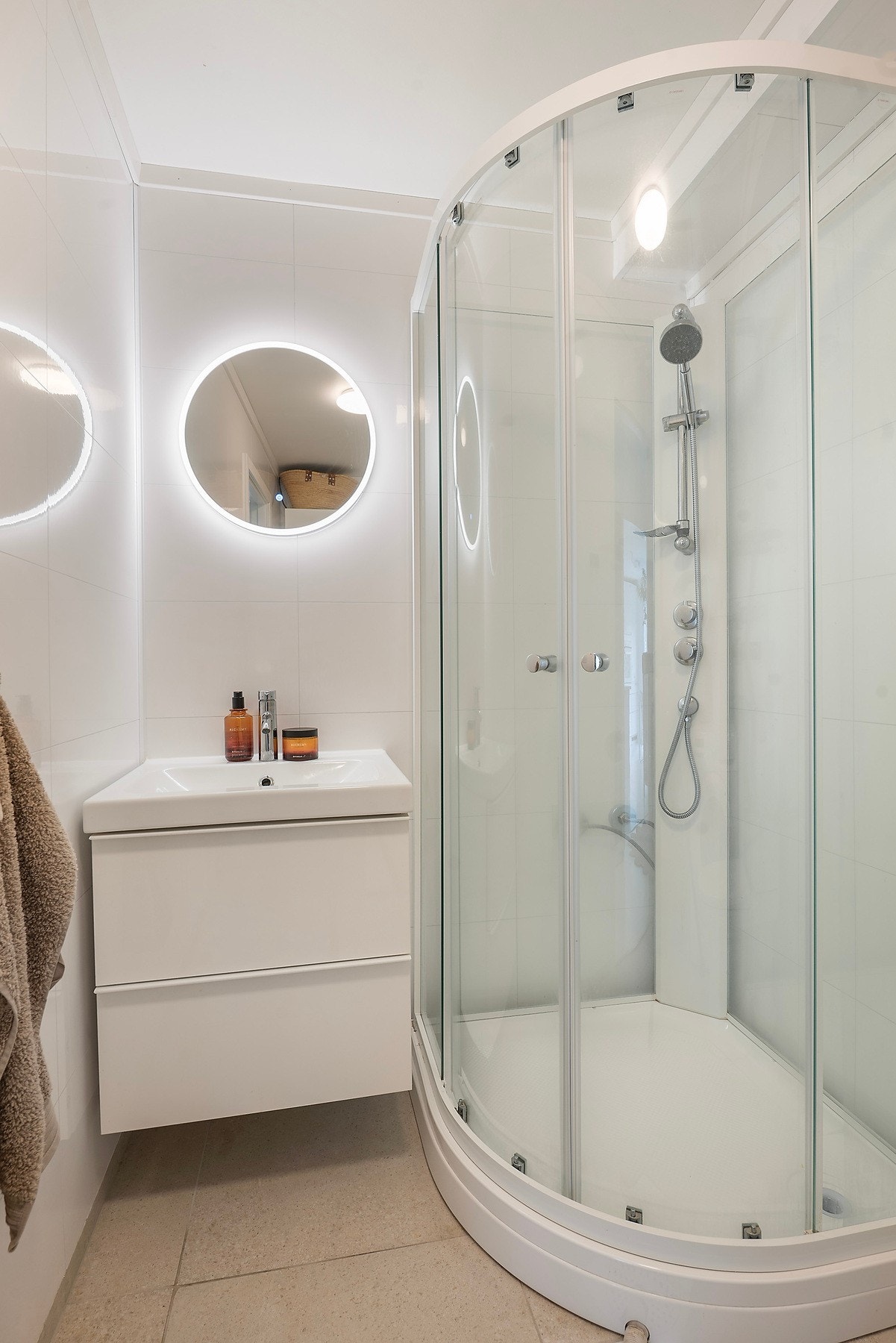 Pent bad med dusjkabinett Galleribilde