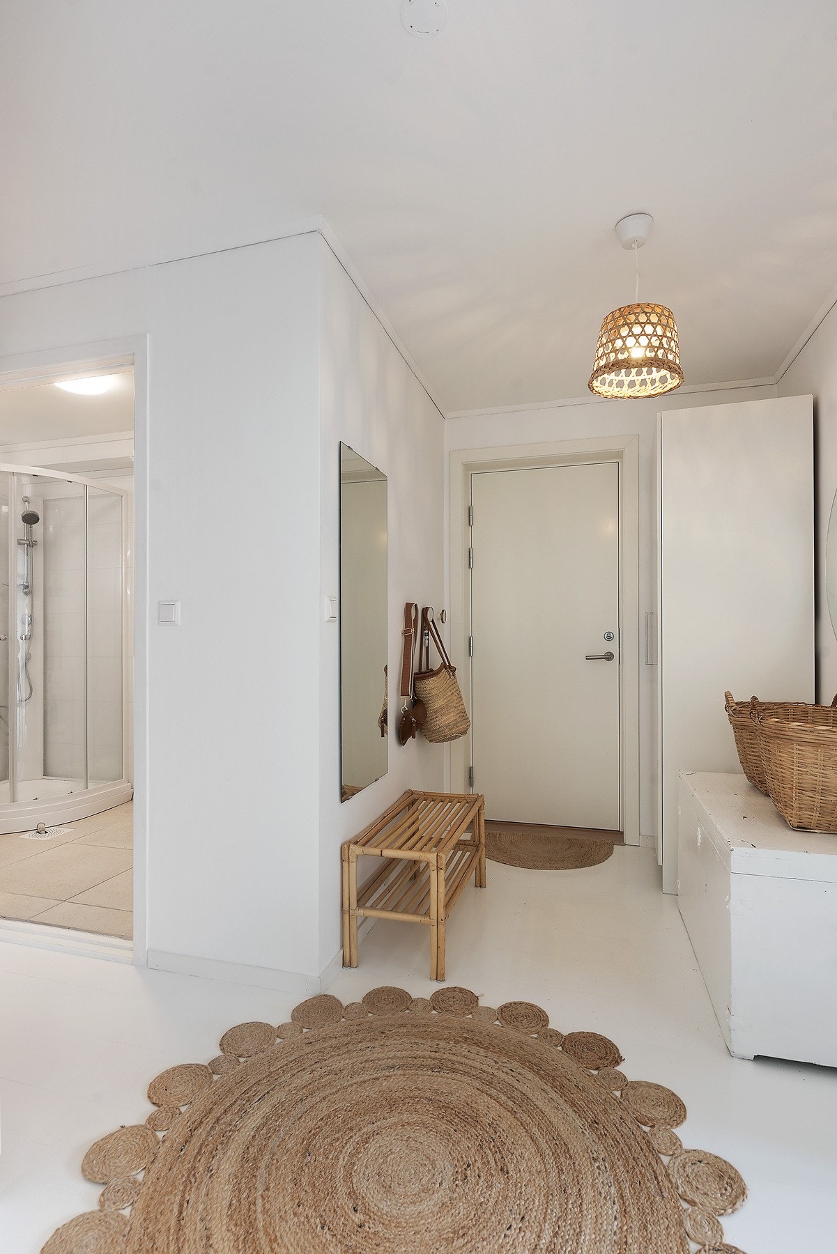 Fin garderobeplass i entre Galleribilde