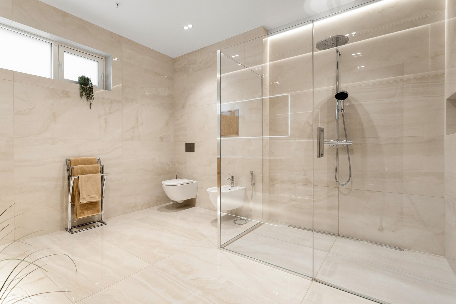 Lekkert baderom med 60x40 fliser på vegg og gulv Galleribilde