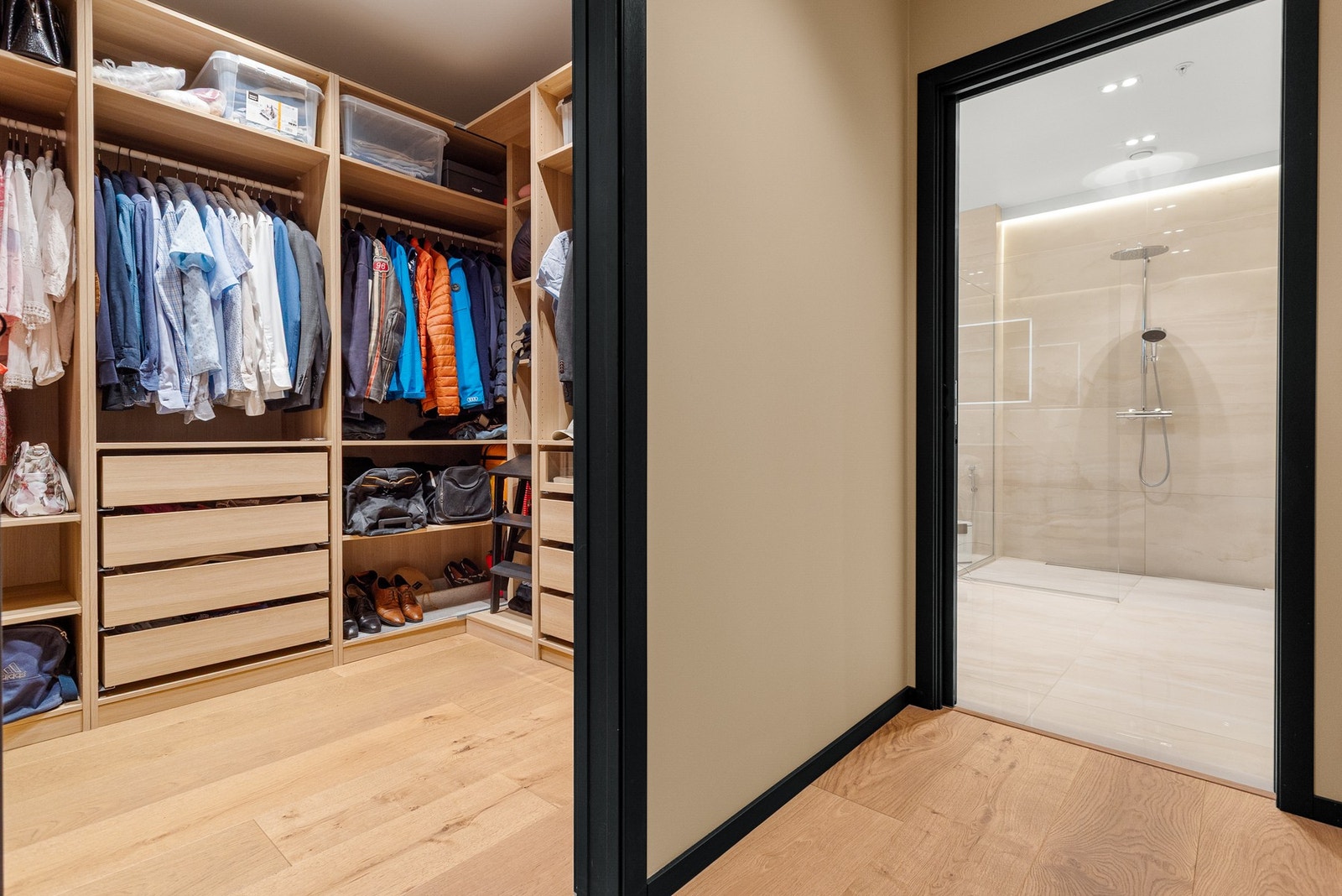 Walk-in closet Galleribilde