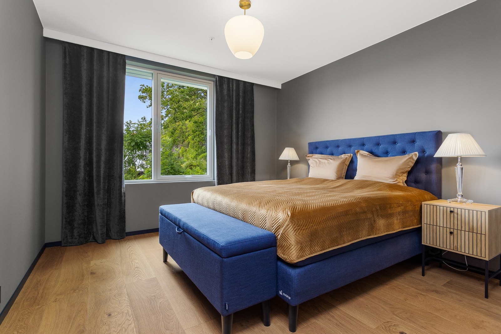 Hovedsoverom med egen walk-in closet Galleribilde