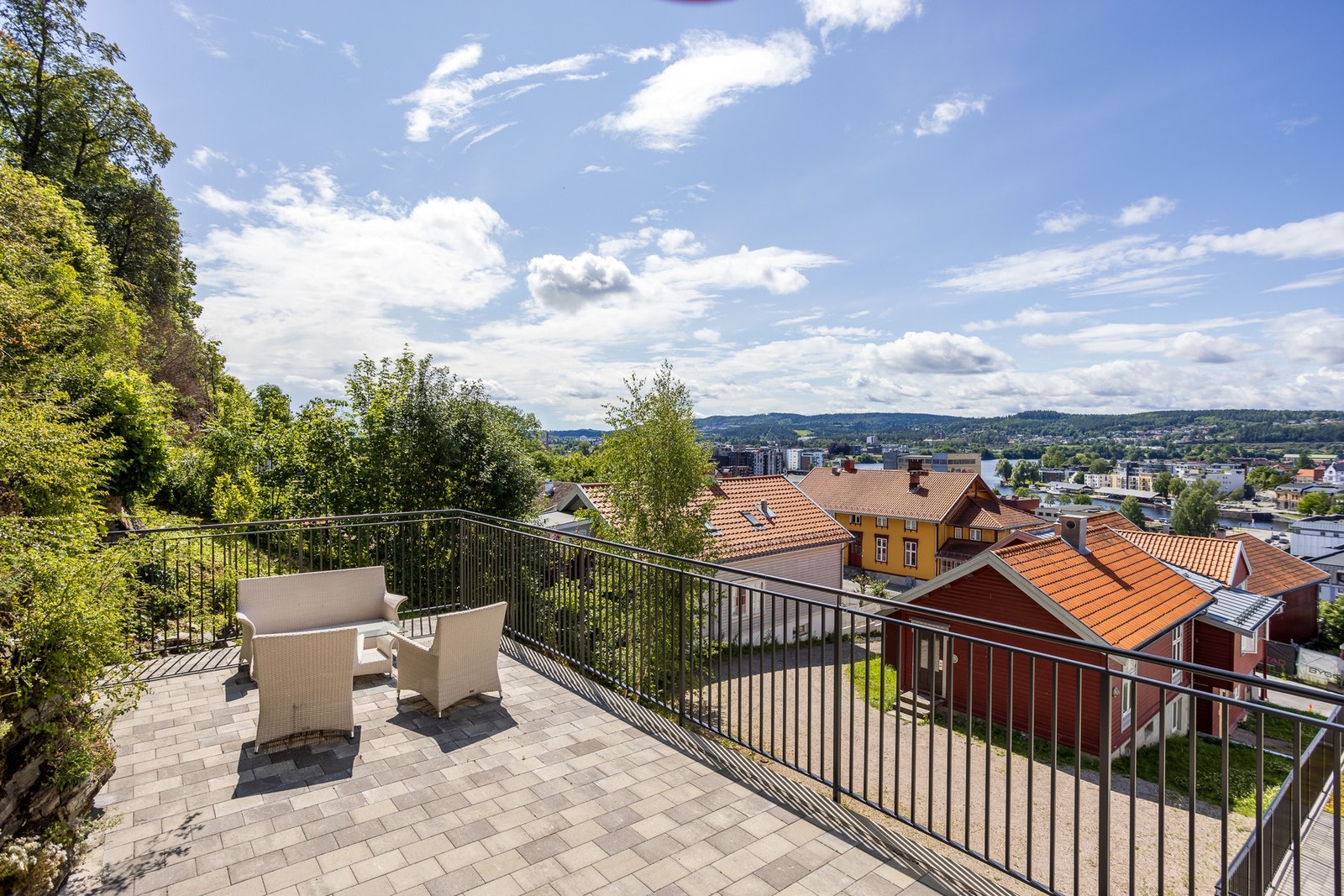 Felles uteområdet som deles av de to toppleilighetene Galleribilde