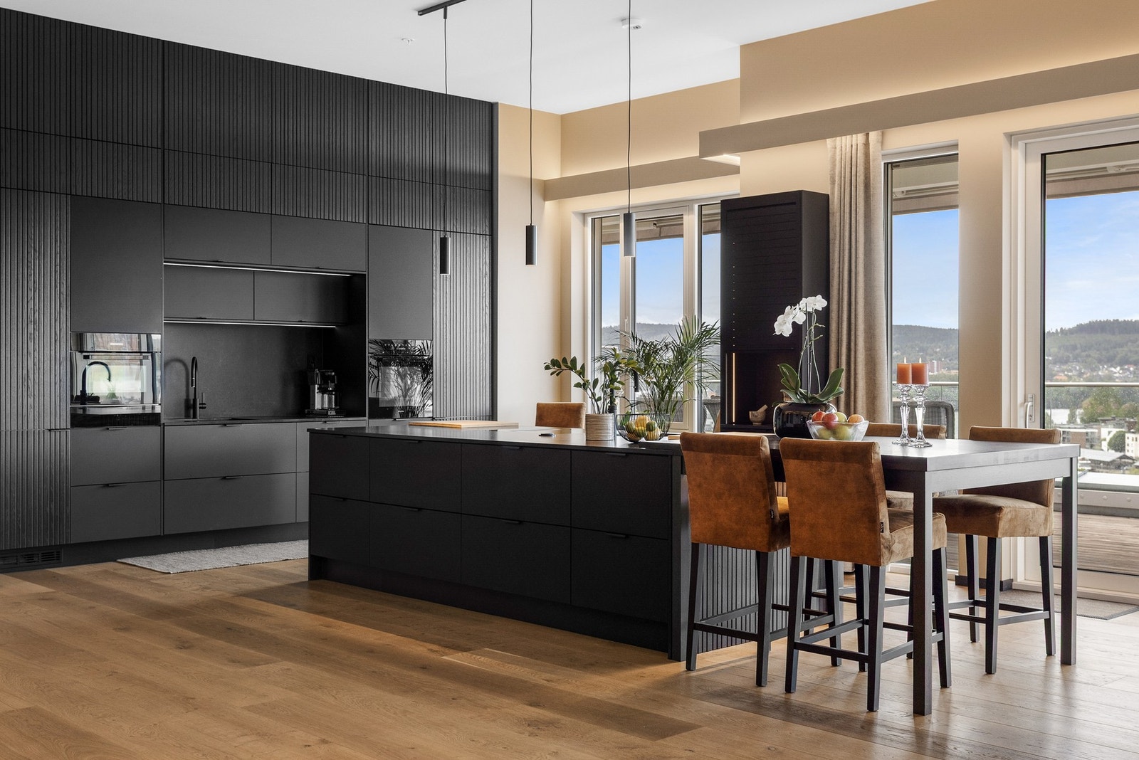 Kjøkken av høy kvalitet fra Husebykjøkken, moderne fronter med Silestone (stein) benkeplate Galleribilde