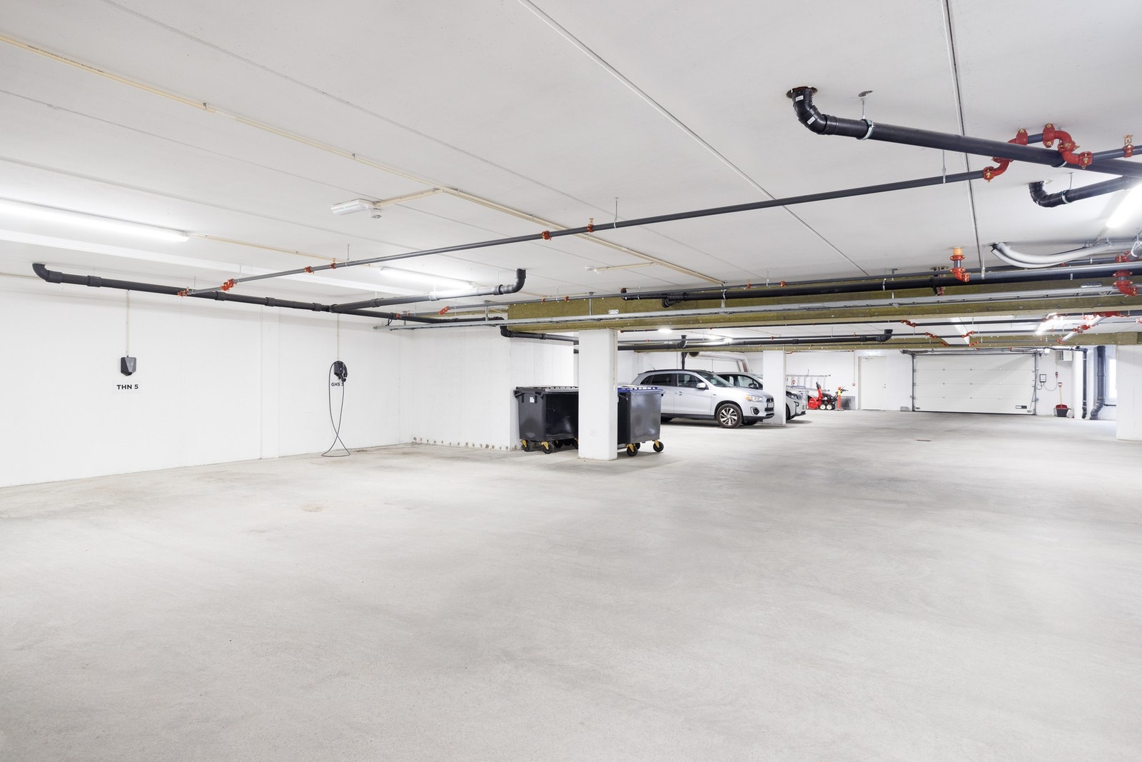 Garasjeplasser, to plasser med plass til to biler etter hverandre, samt en singel parkeringsplass Galleribilde