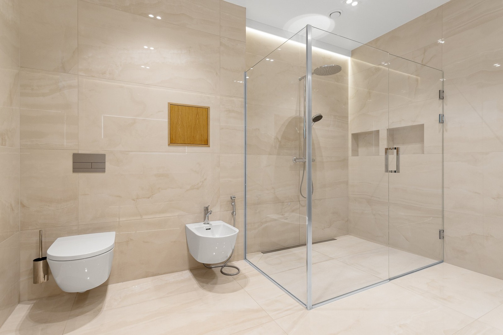 Vegghengt toalett og bide, med dusjnisje Galleribilde