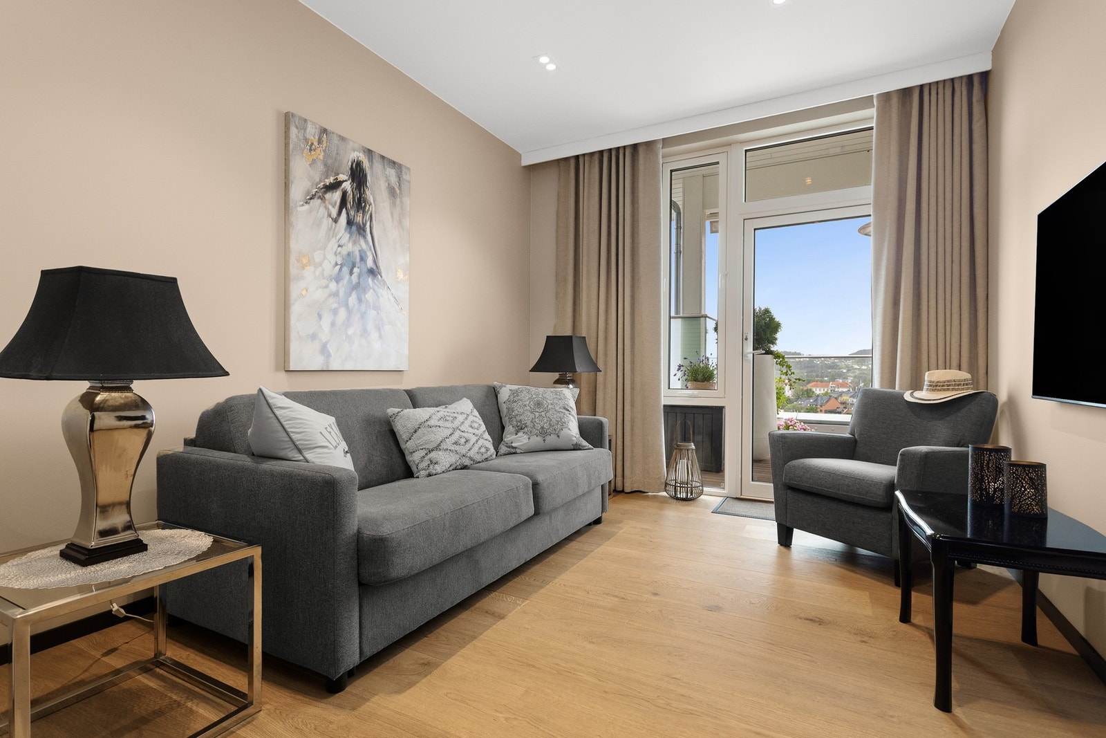 Soverom II, dette er idag benyttet som gjesterom/tv-stue, utgang til terrasse direkte fra soverom Galleribilde