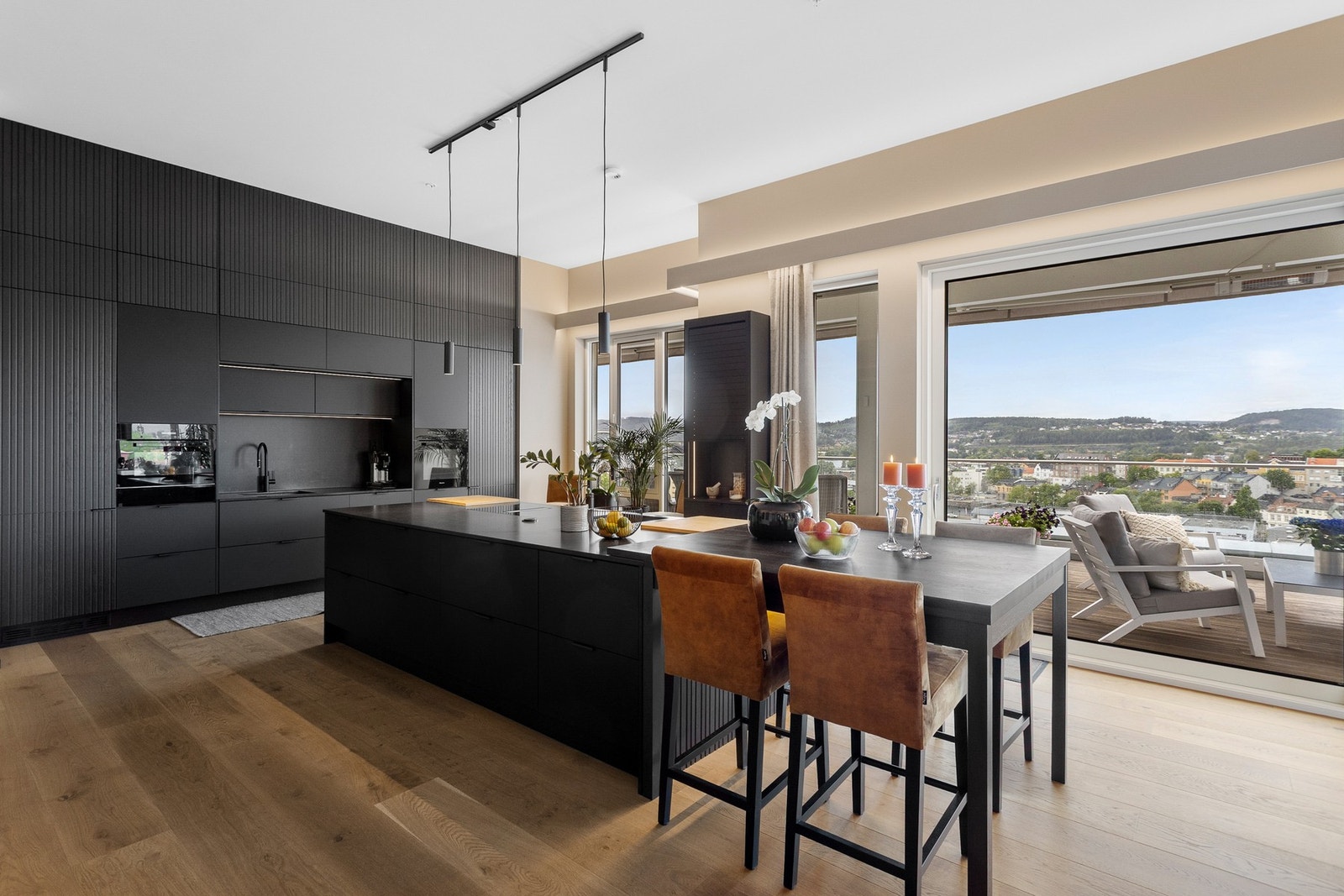 Kjøkkenet inneholder integrerte hvitevarer som platetopp, stekeovn, vinskap, stekeovn med mikrobølgefunksjon, oppvaskmaskin, kjøleskap og fryseskap Galleribilde