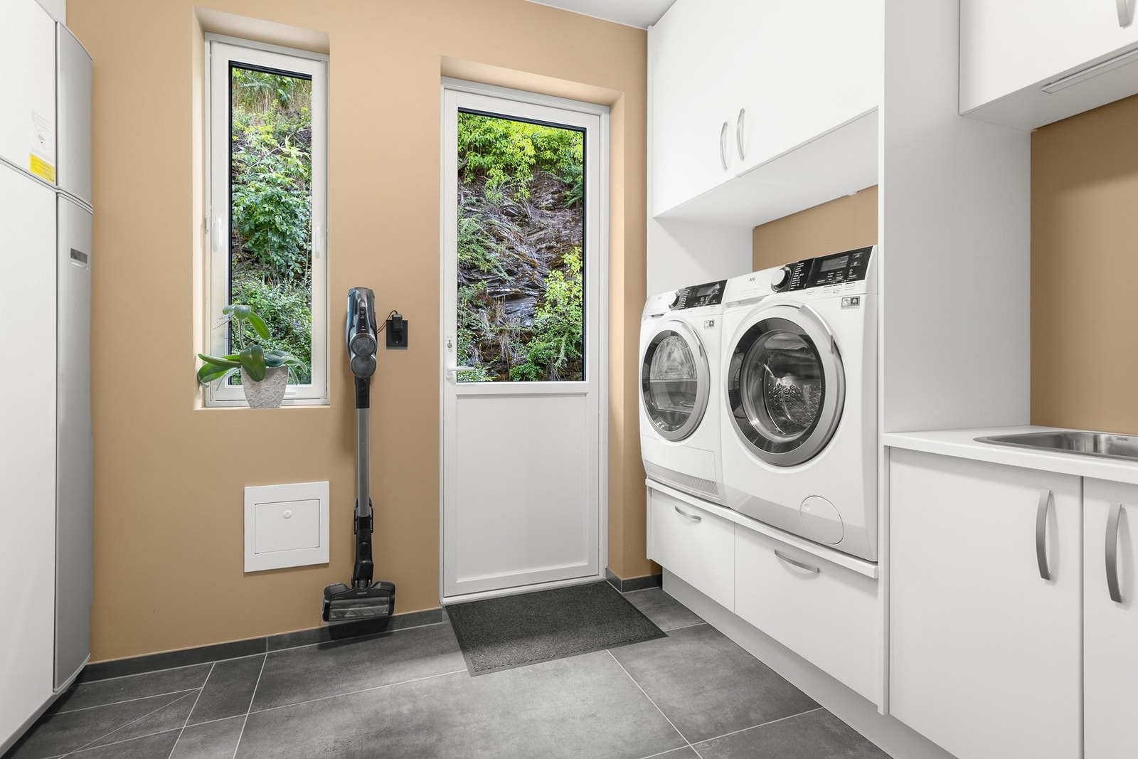 Direkte utgang til terrasse på baksiden av bygget Galleribilde