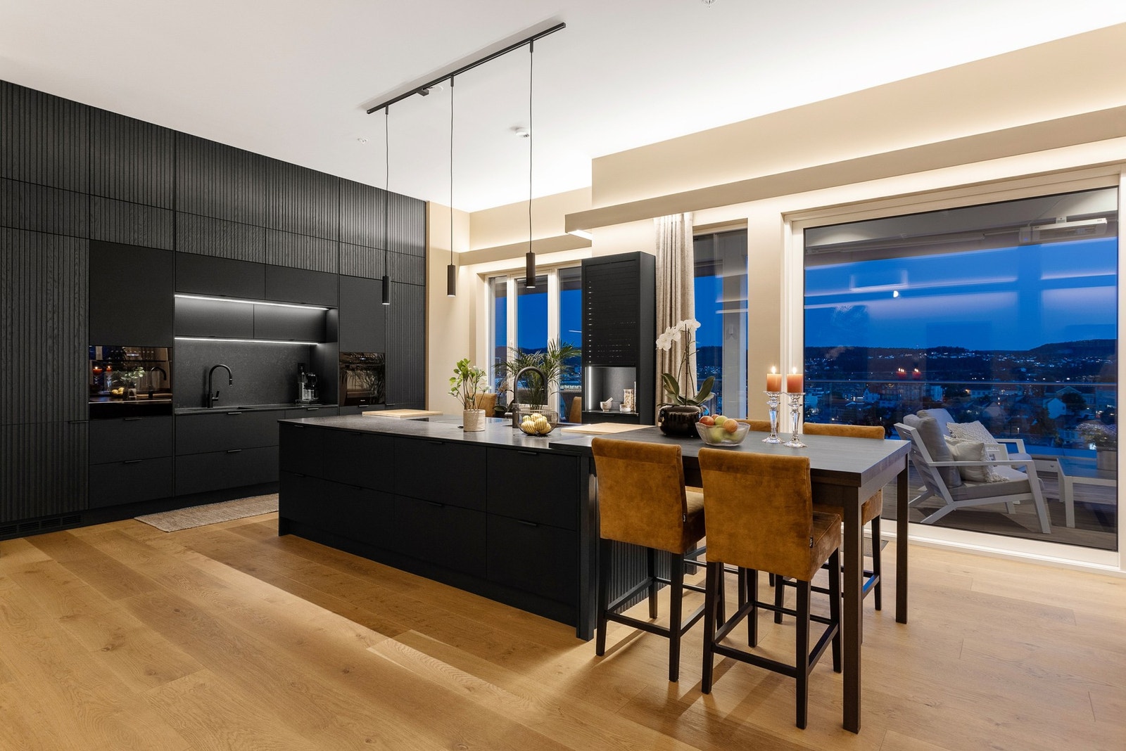 Kjøkken og stue området fremstår svært lekkert og har 3,4 m takhøyde Galleribilde