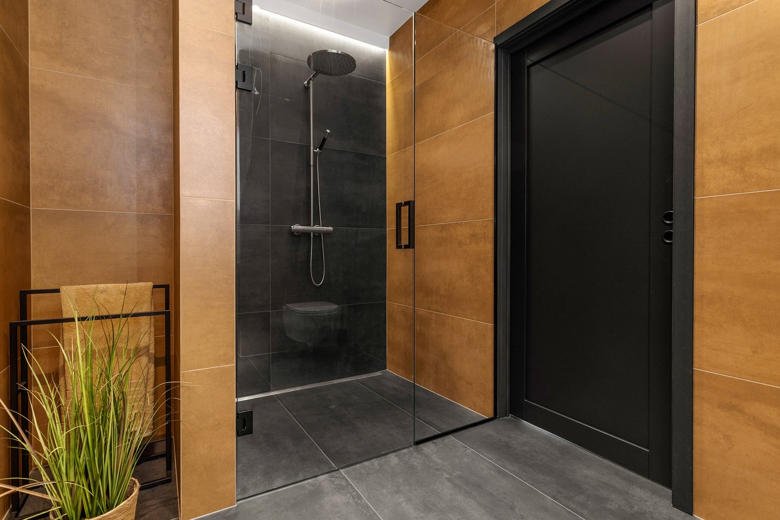 Plassbygd dusjsone, 60x40 fliser på dette baderommet med varmekabler i gulv Galleribilde