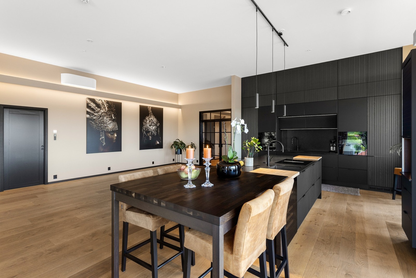 Alt av strøm er app-styrt, med brytere på vegg Galleribilde