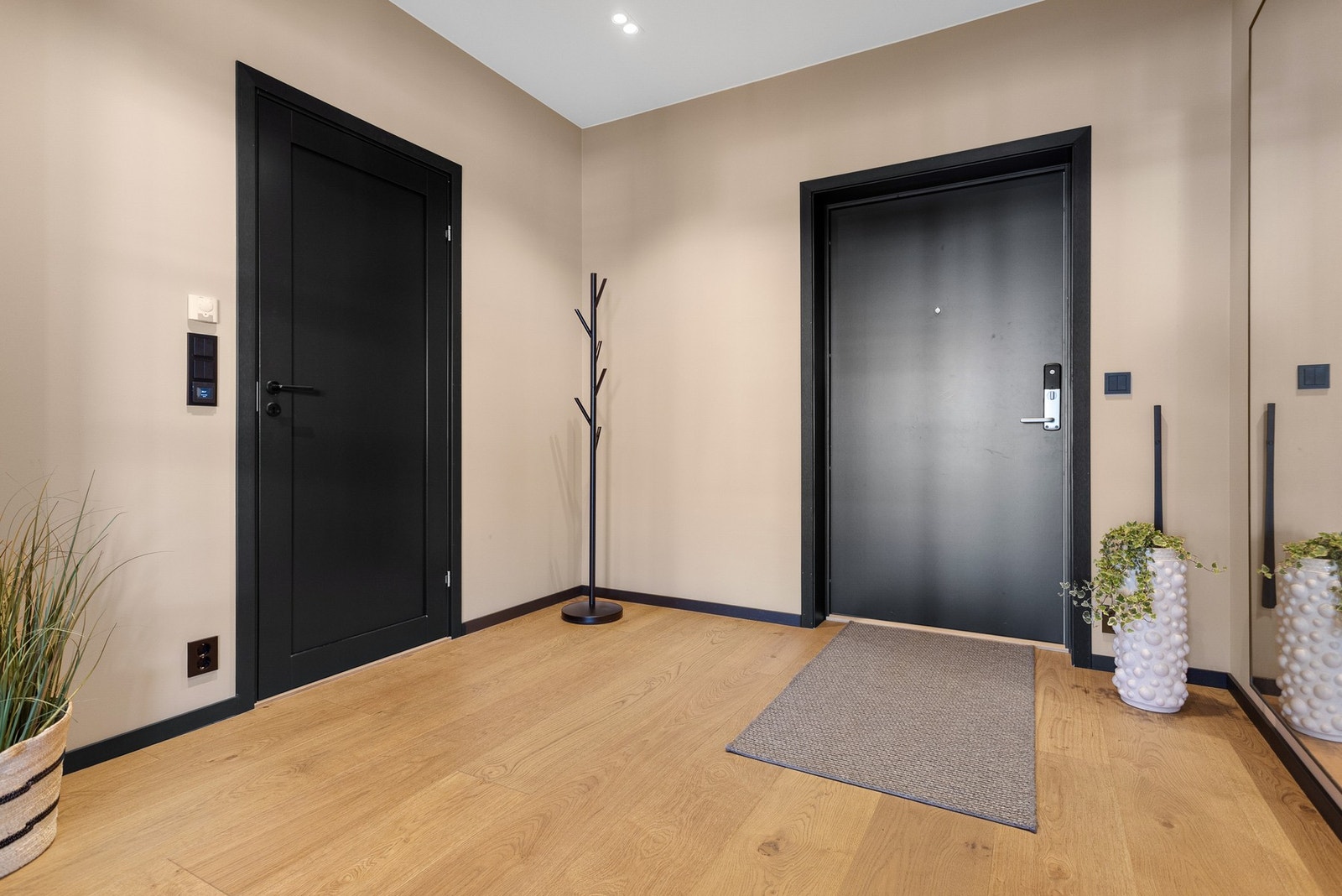 Romslig entrè med speil på vegg og god plass til å legge fra seg yttertøy og sko Galleribilde