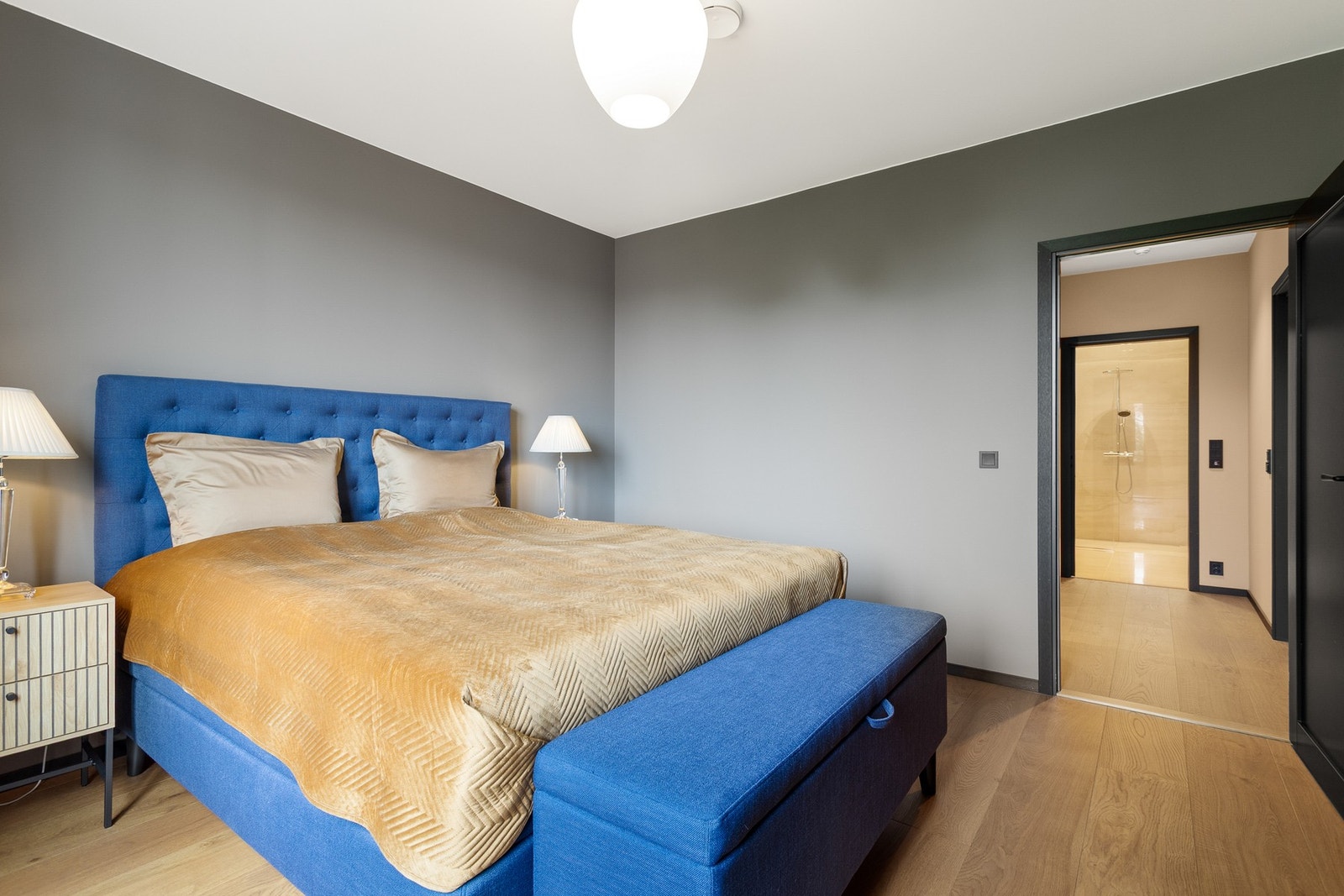 Gjennom døren ser man hovedbad som er knyttet med walk-in closet og soverom Galleribilde