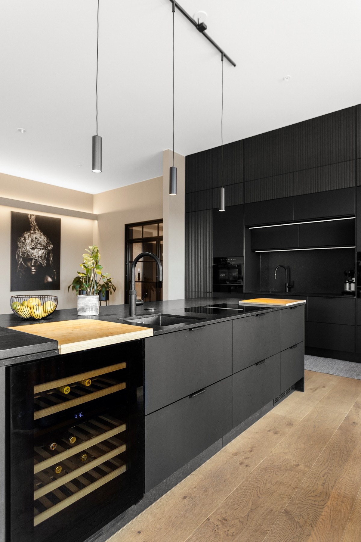 Det er satt inn vinskap i kjøkkenøy Galleribilde