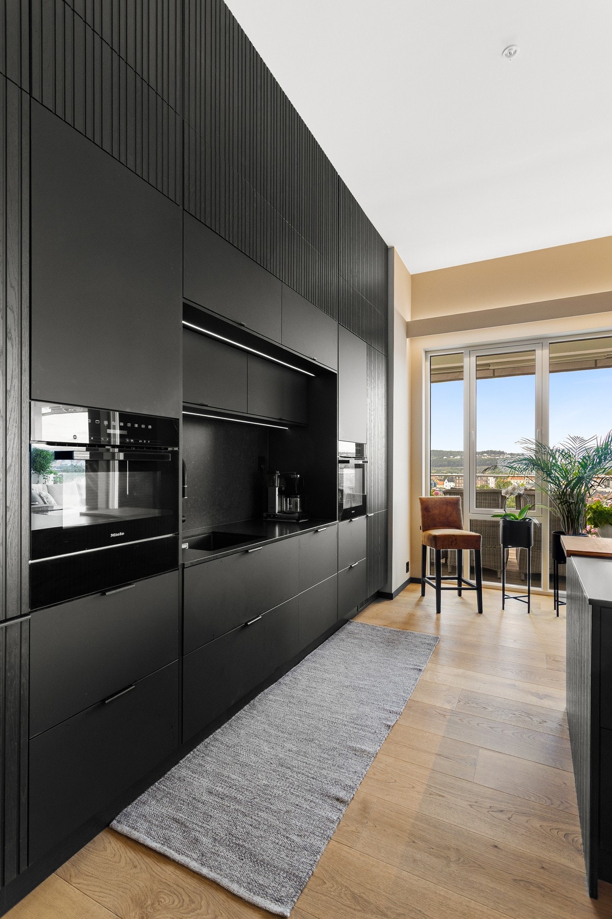 Kjøkkenet er svært godt utstyrt med integrerte hvitevarer fra Miele Galleribilde