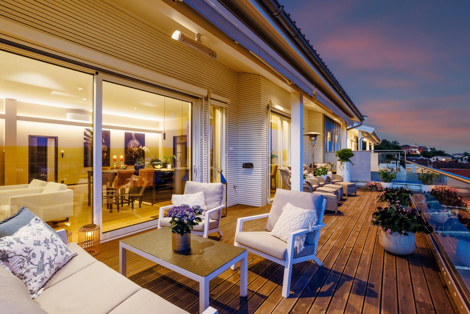 Stor markise over terrassen, samt varmelamper i tak forlenger sesongen langt utover høsten. Galleribilde